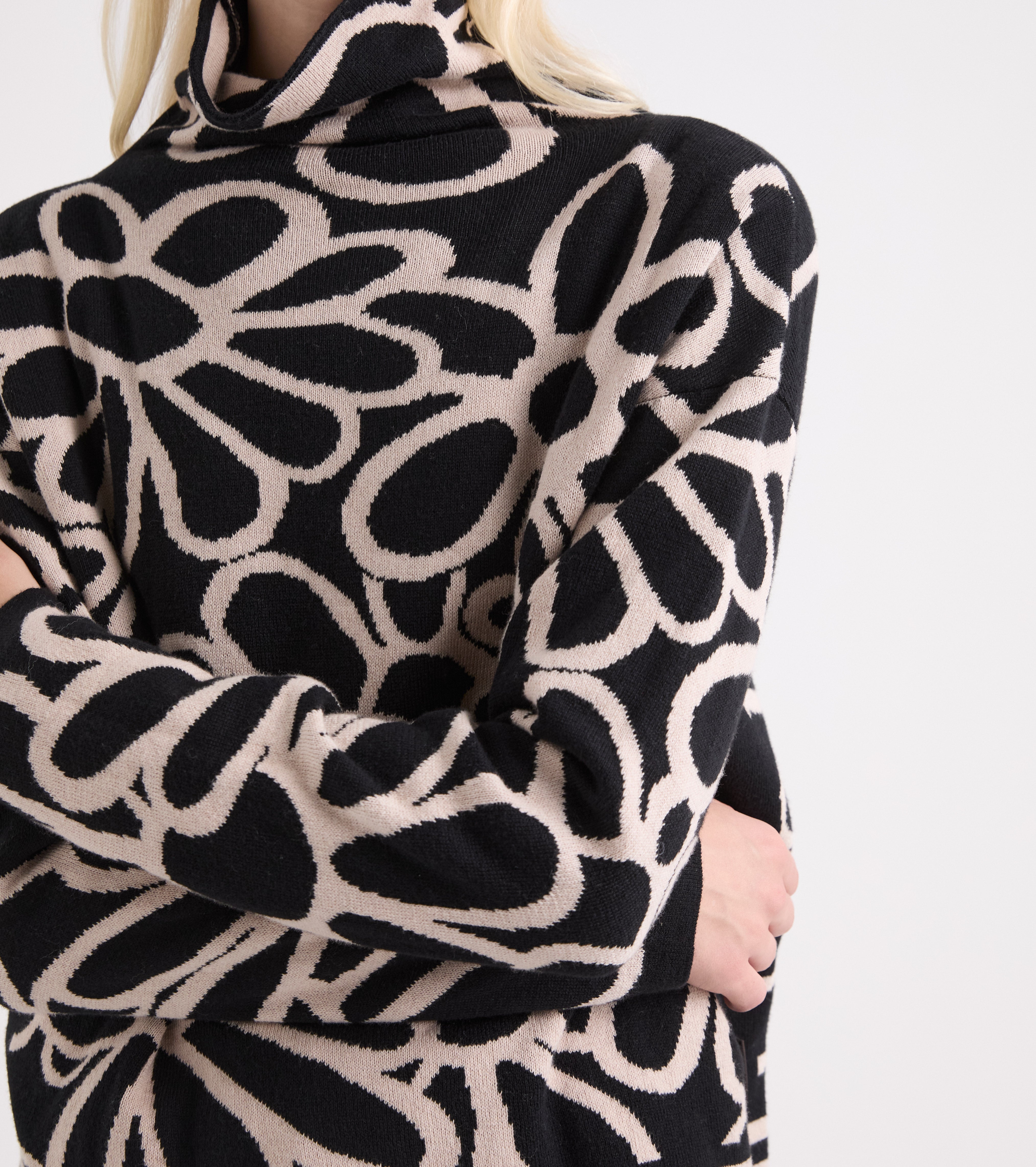 Jersey floral con cuello alto negro y beige