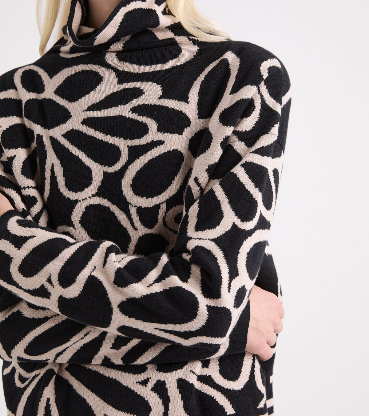 Maglia floreale con collo alto nero beige