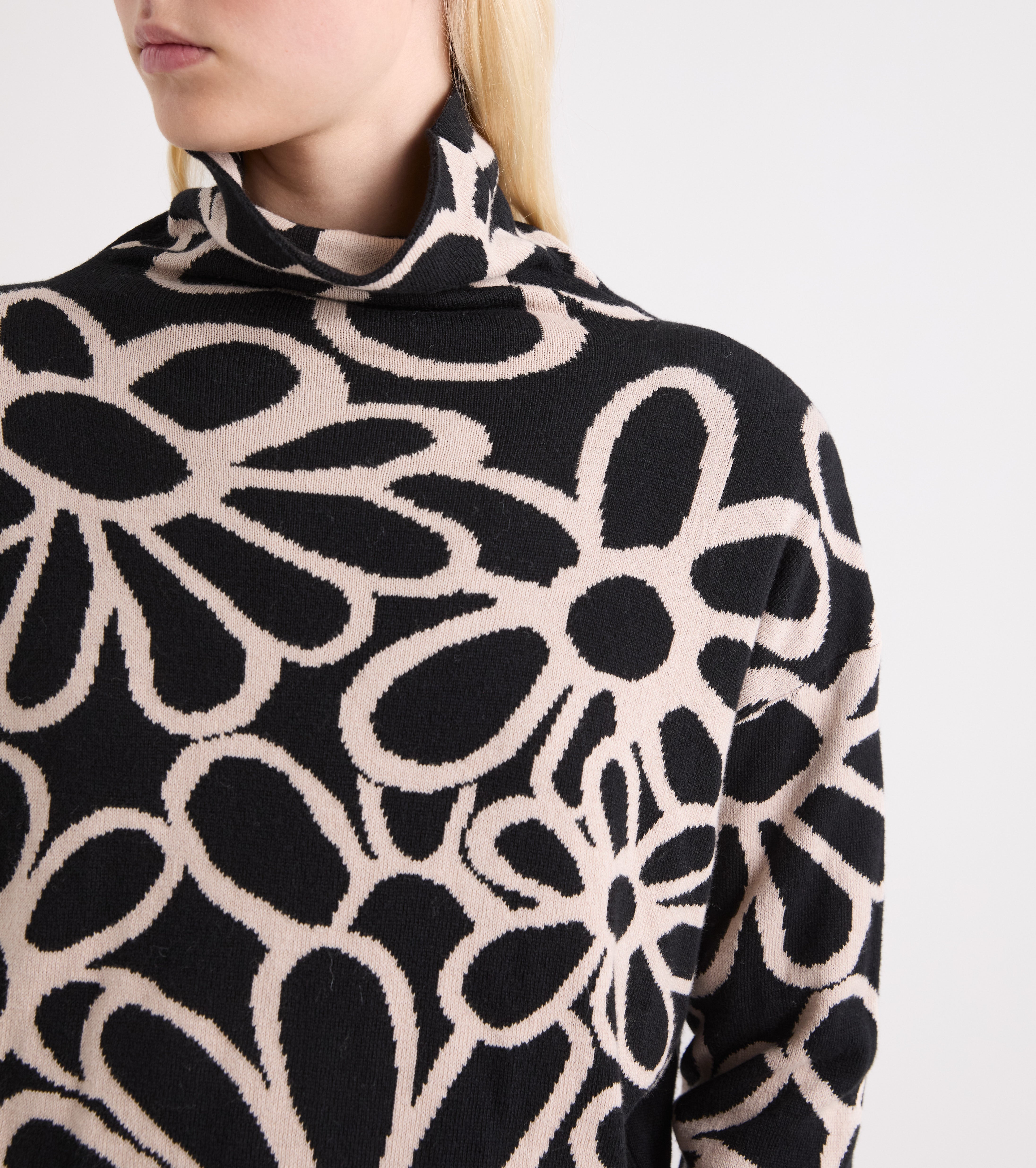 Jersey floral con cuello alto negro y beige