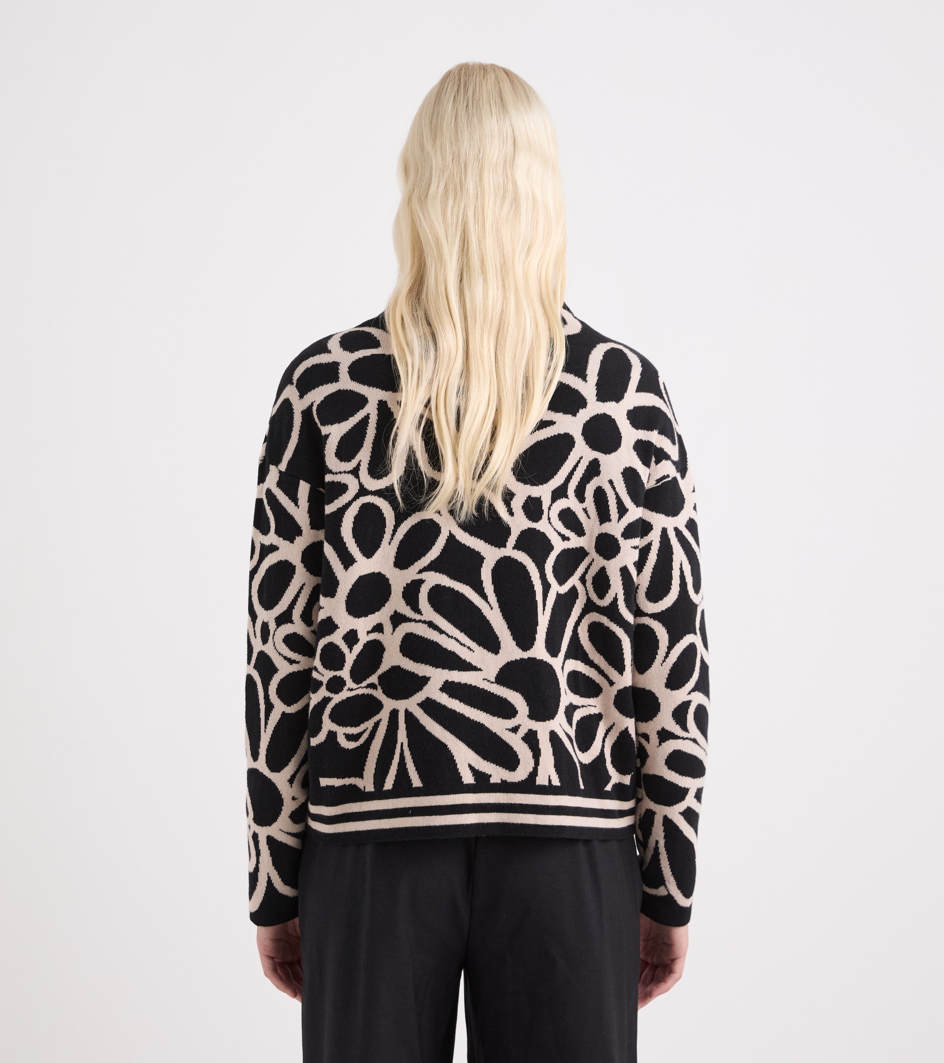 Jersey floral con cuello alto negro y beige