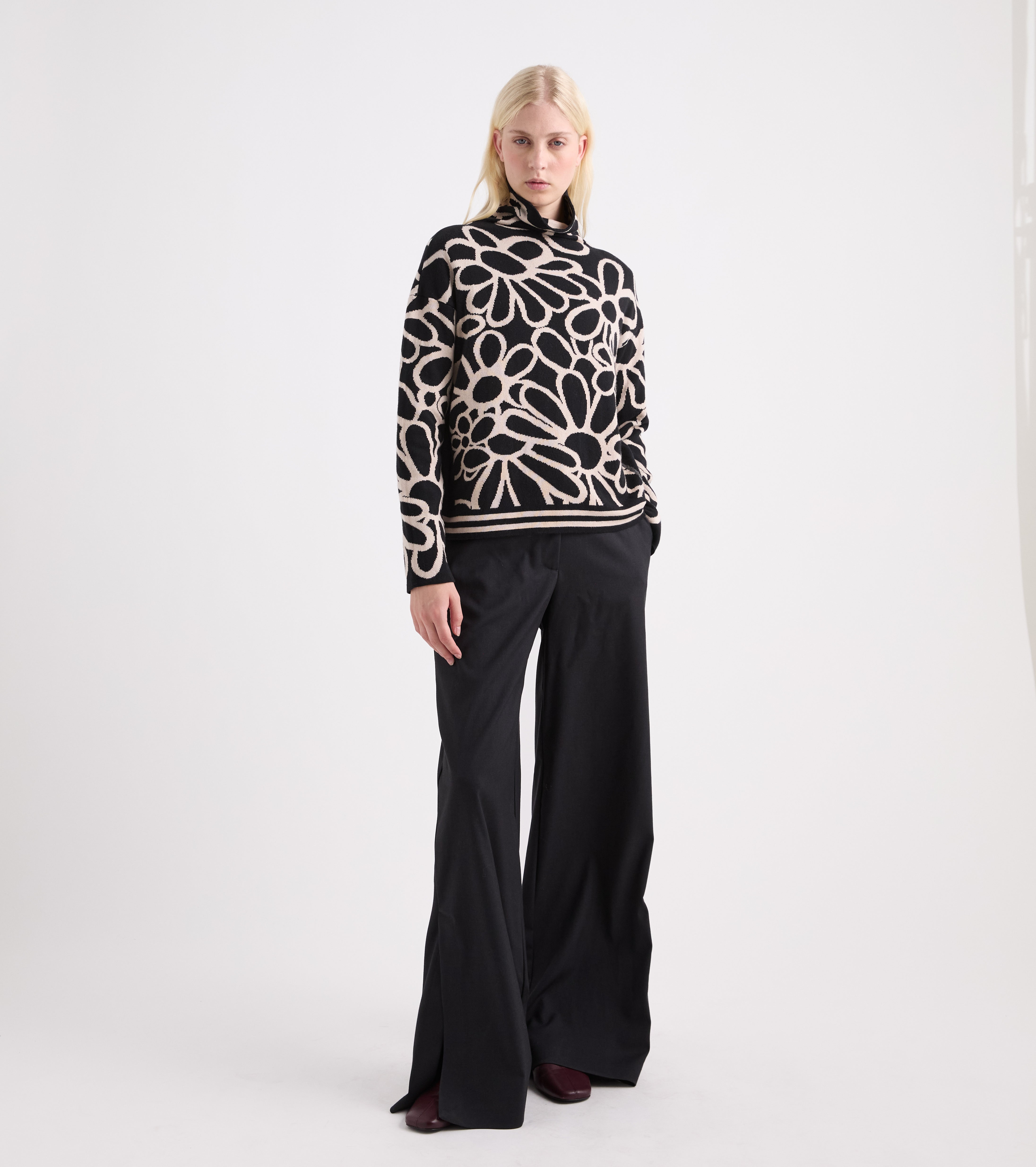 Jersey floral con cuello alto negro y beige