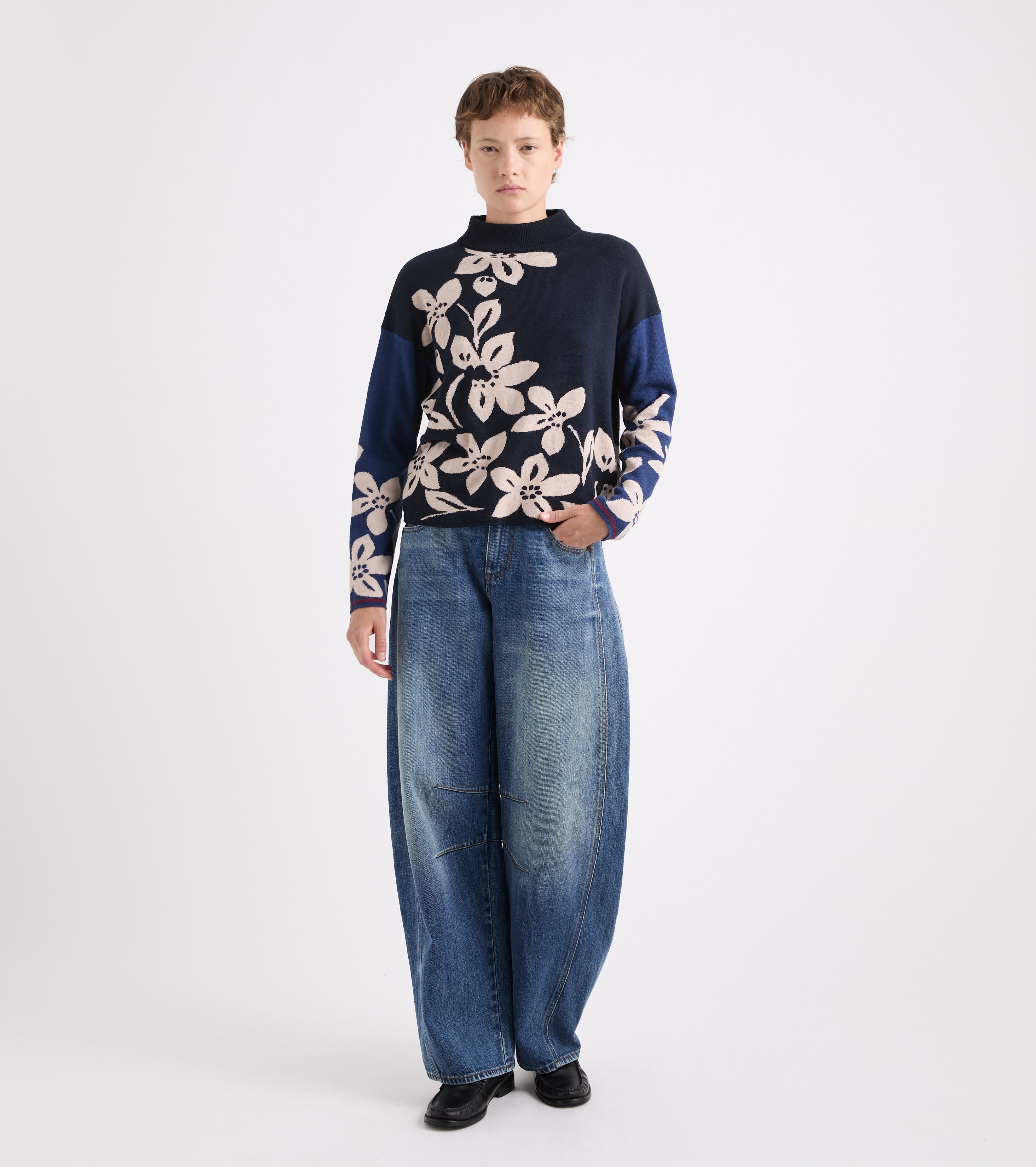 Jersey floral de cuello alto en azul marino y beige