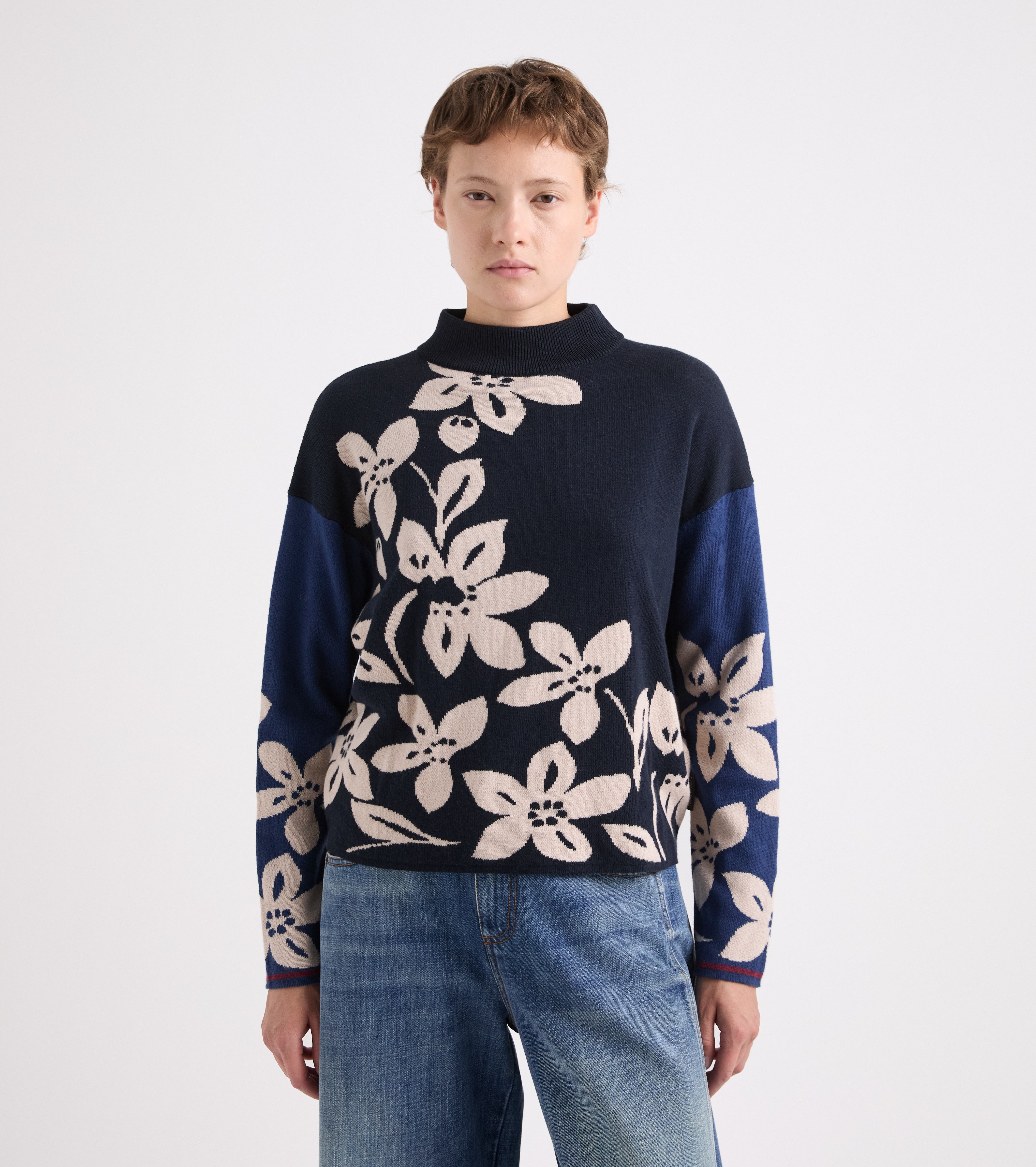 Jersey floral de cuello alto en azul marino y beige