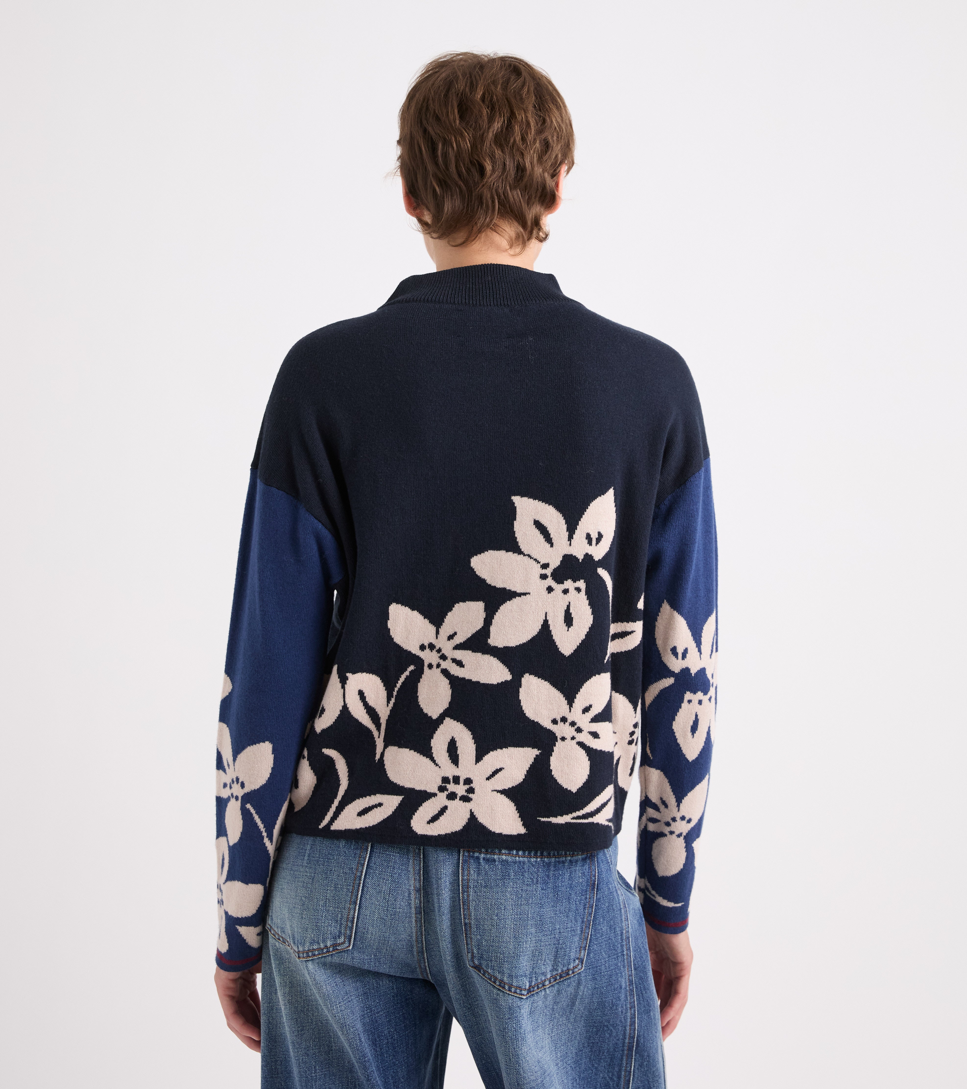 Jersey floral de cuello alto en azul marino y beige