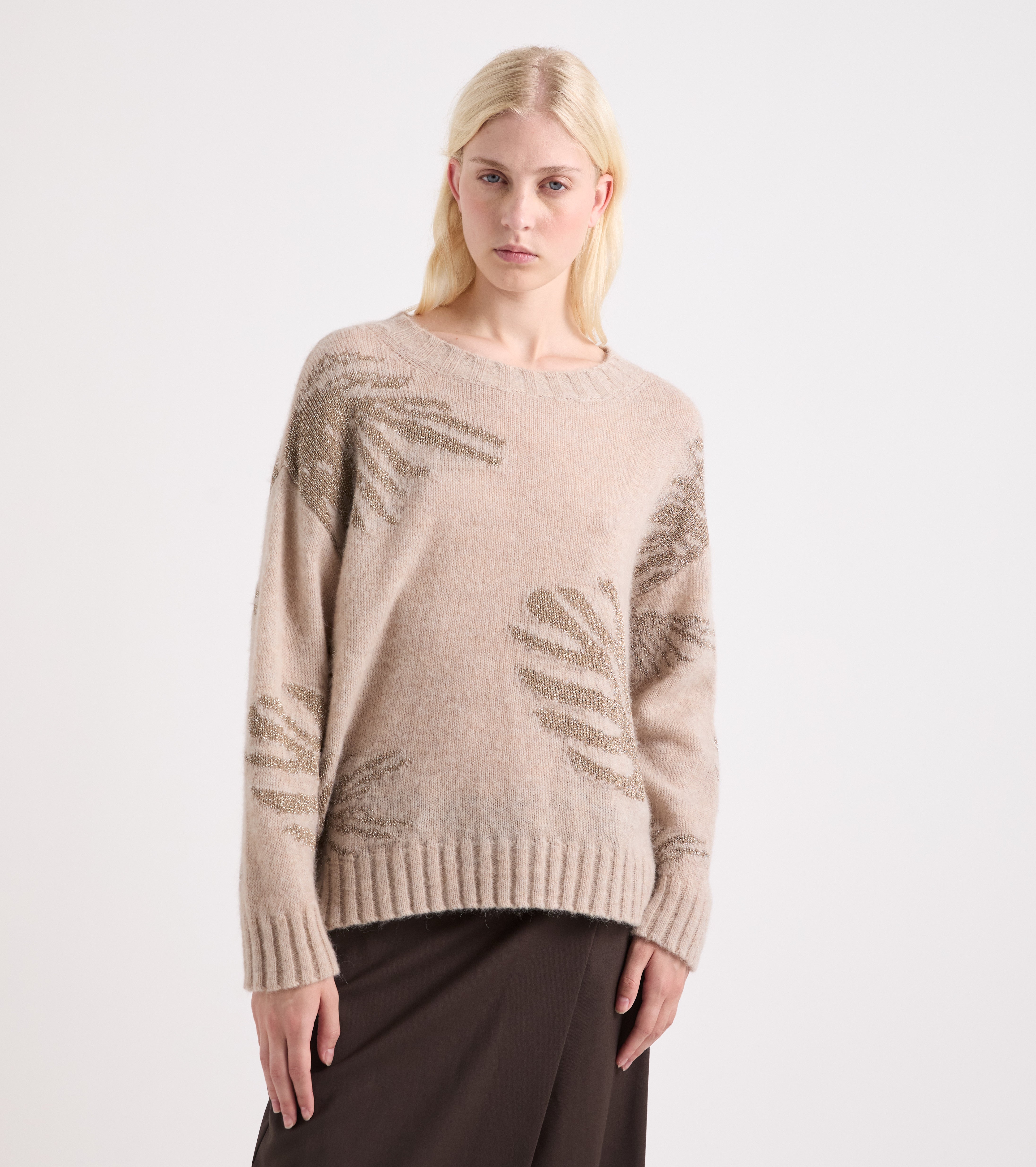 Jersey de mezcla de lana con cuello barco en color beige con lurex