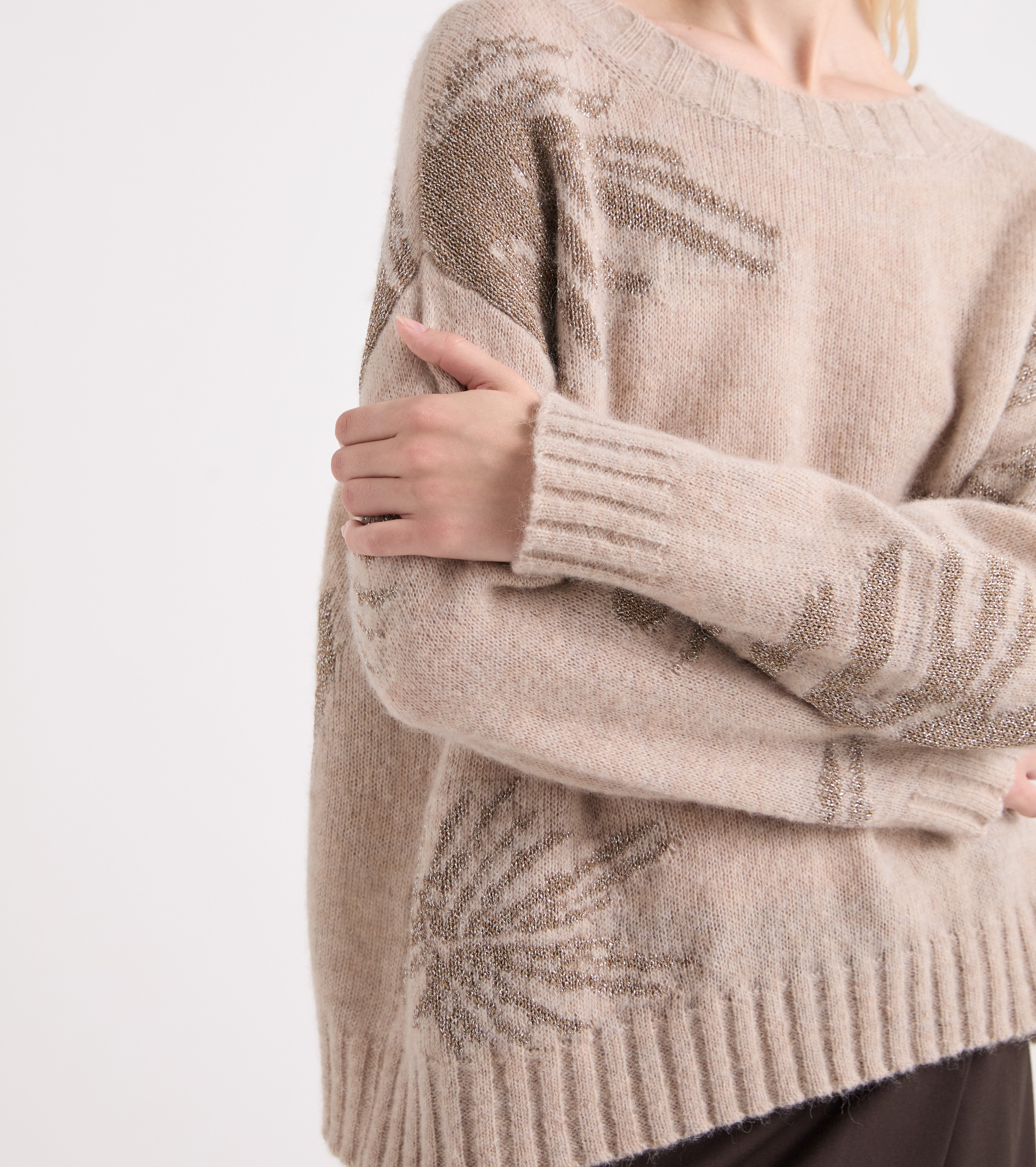 Jersey de mezcla de lana con cuello barco en color beige con lurex