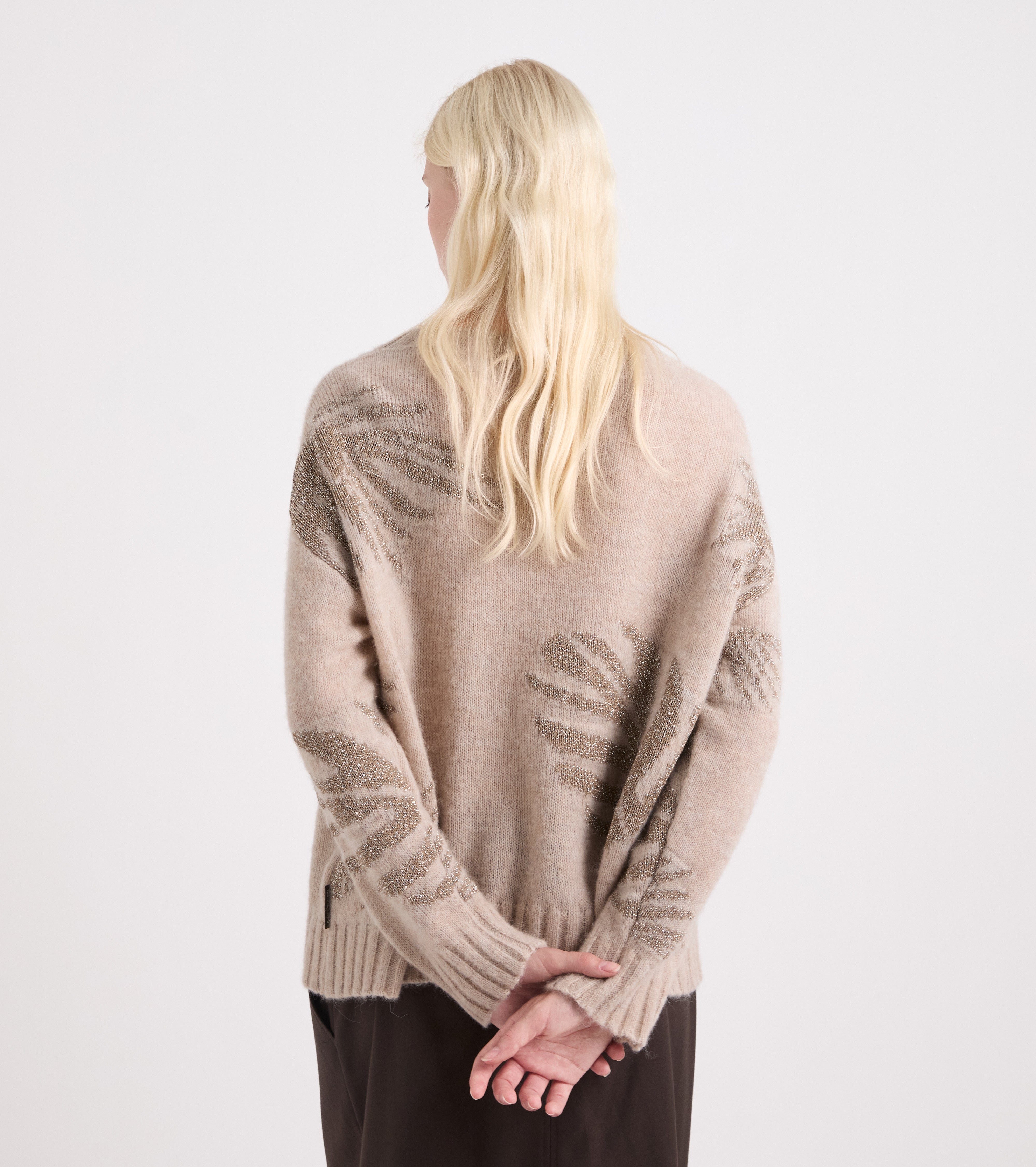 Jersey de mezcla de lana con cuello barco en color beige con lurex