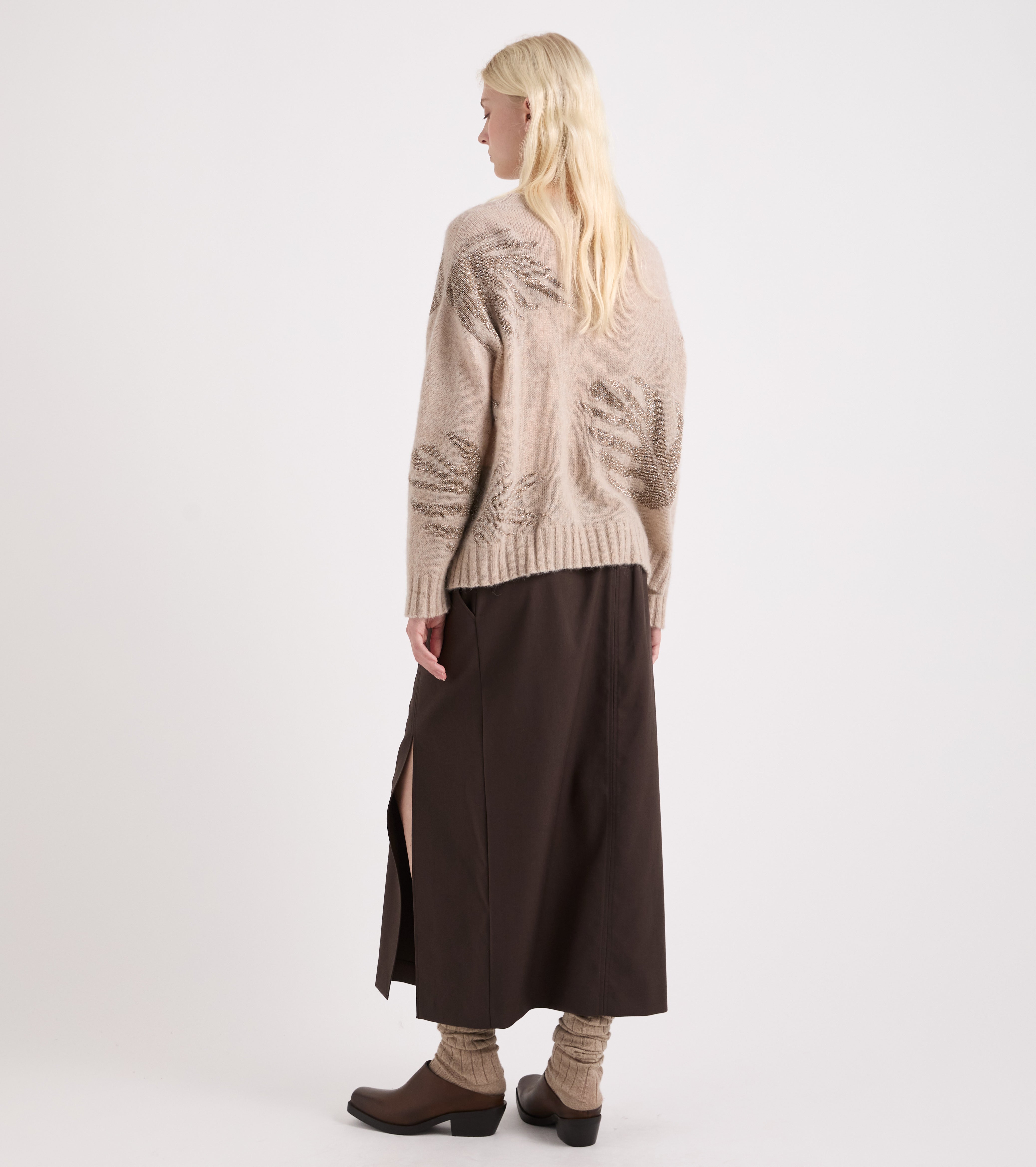 Jersey de mezcla de lana con cuello barco en color beige con lurex