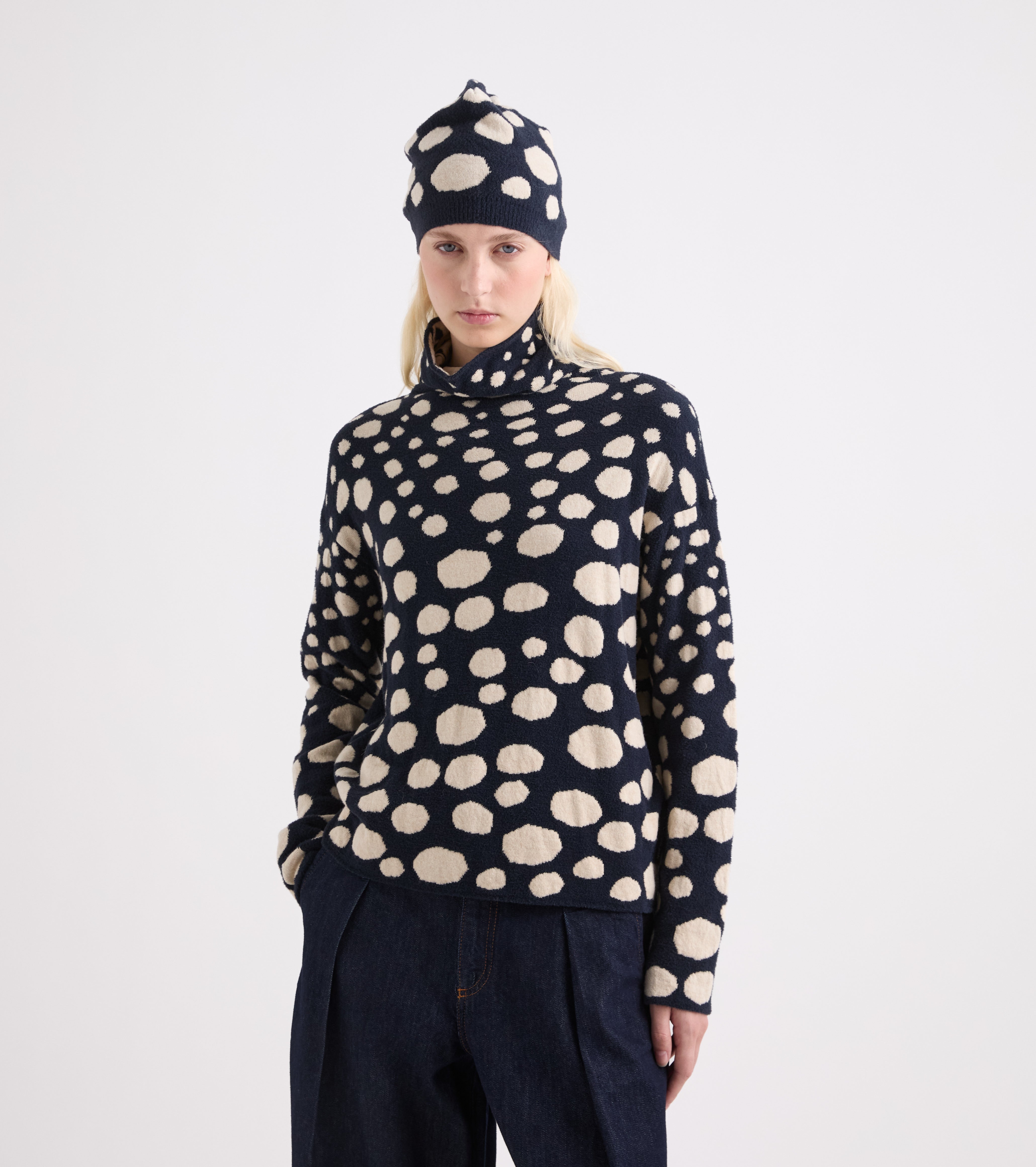 Jersey de jacquard en mezcla de lana, color beige y azul marino