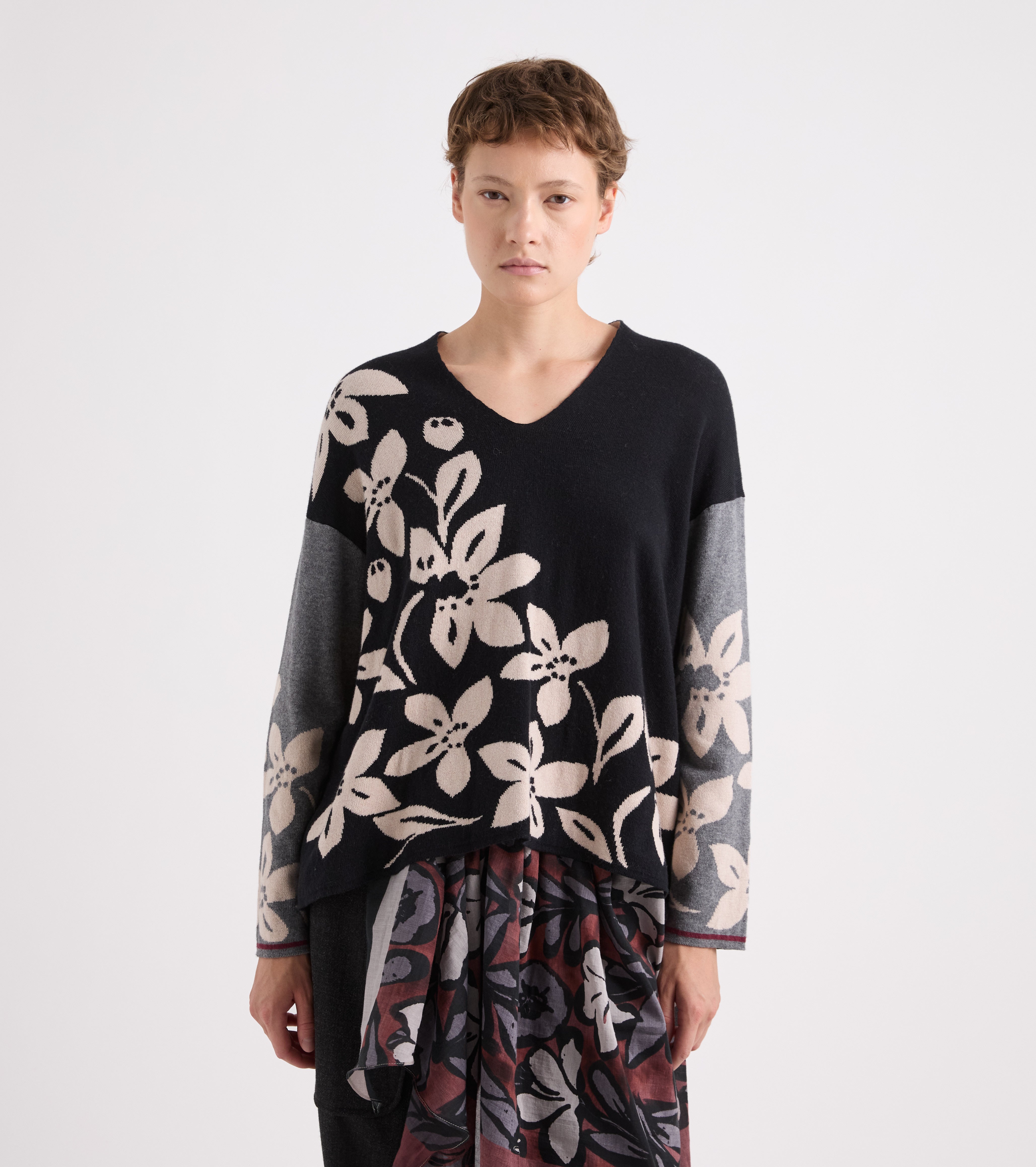 Jersey de jacquard con cuello en V negro y gris