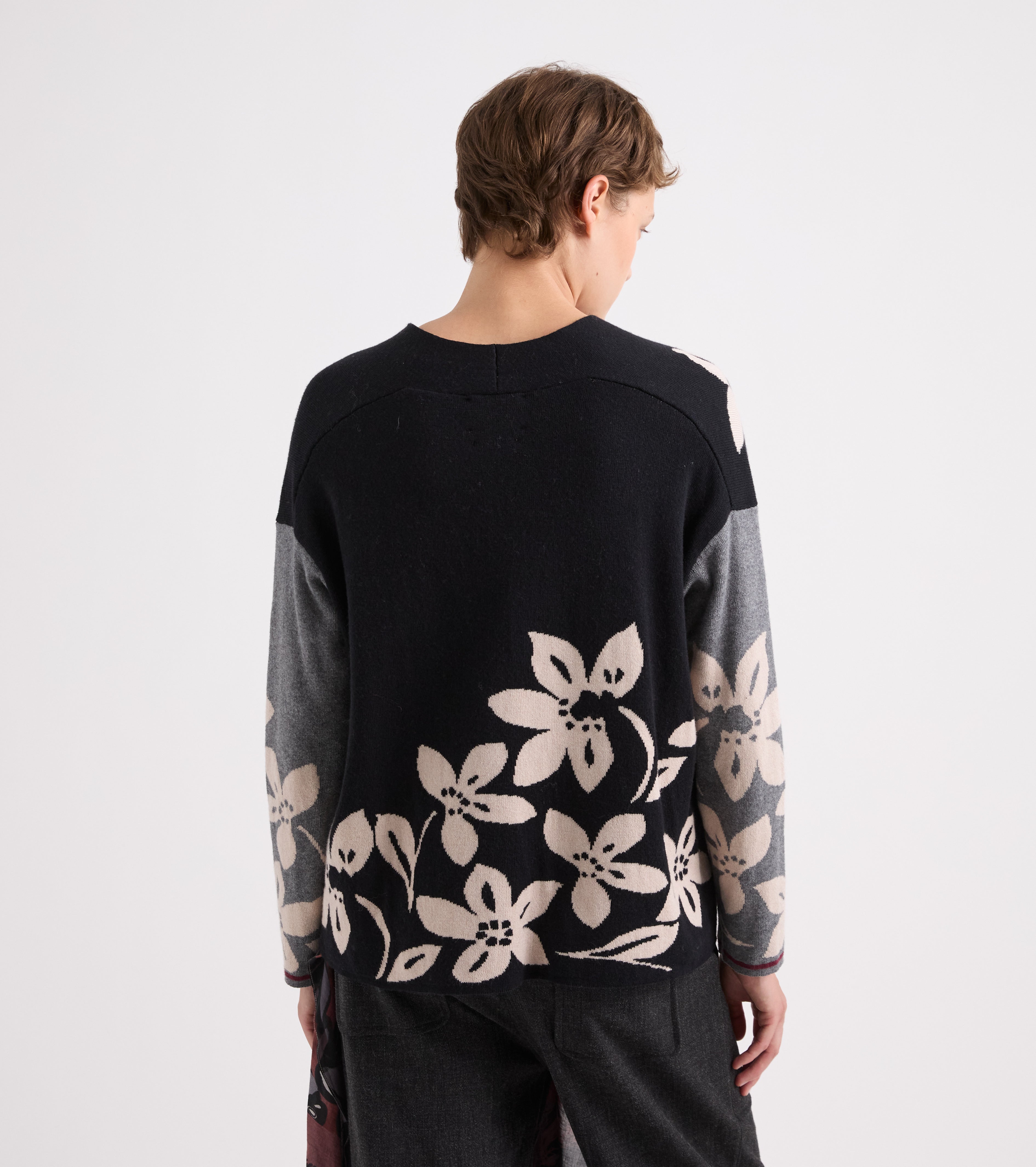 Jersey de jacquard con cuello en V negro y gris