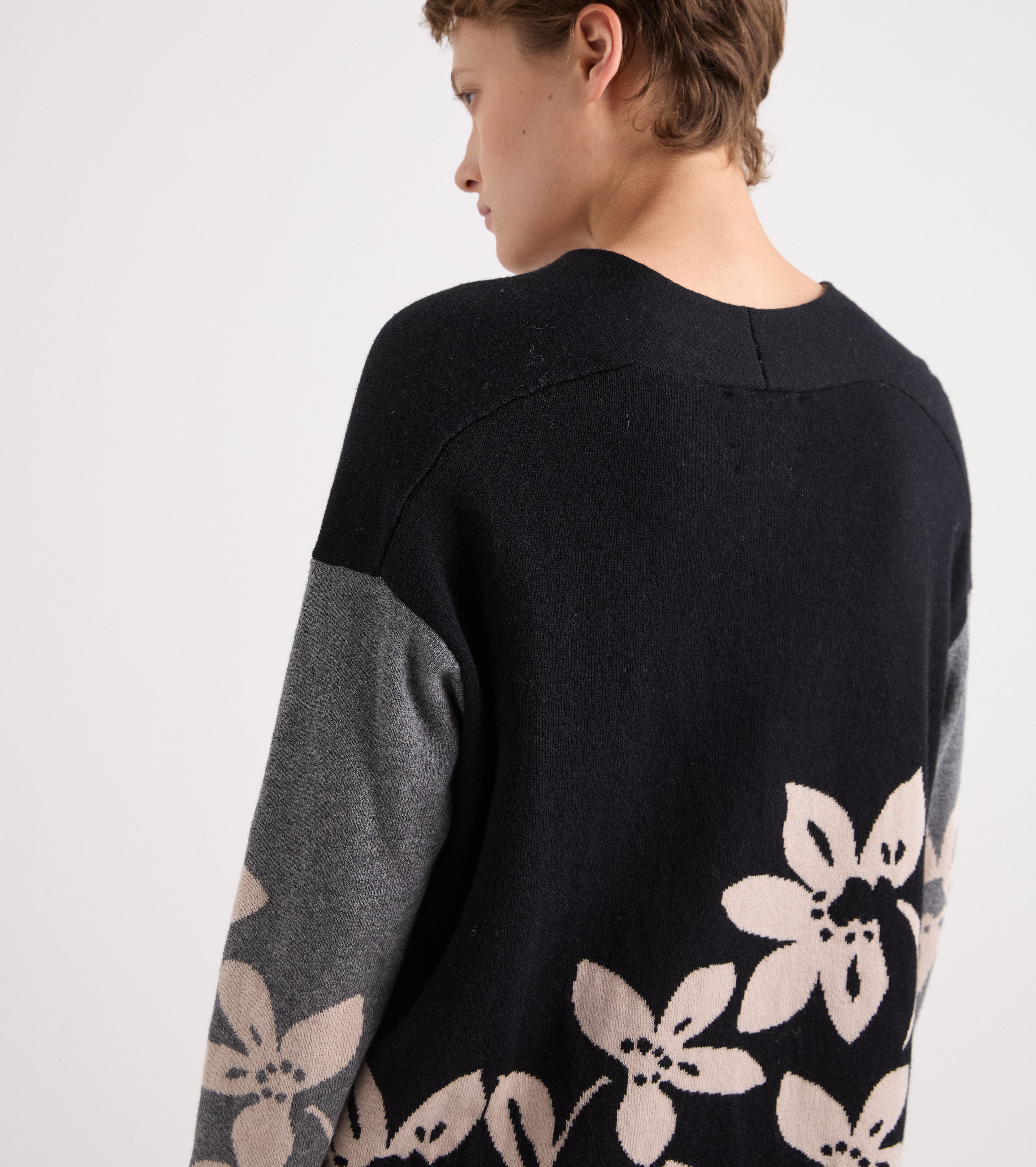 Jersey de jacquard con cuello en V negro y gris
