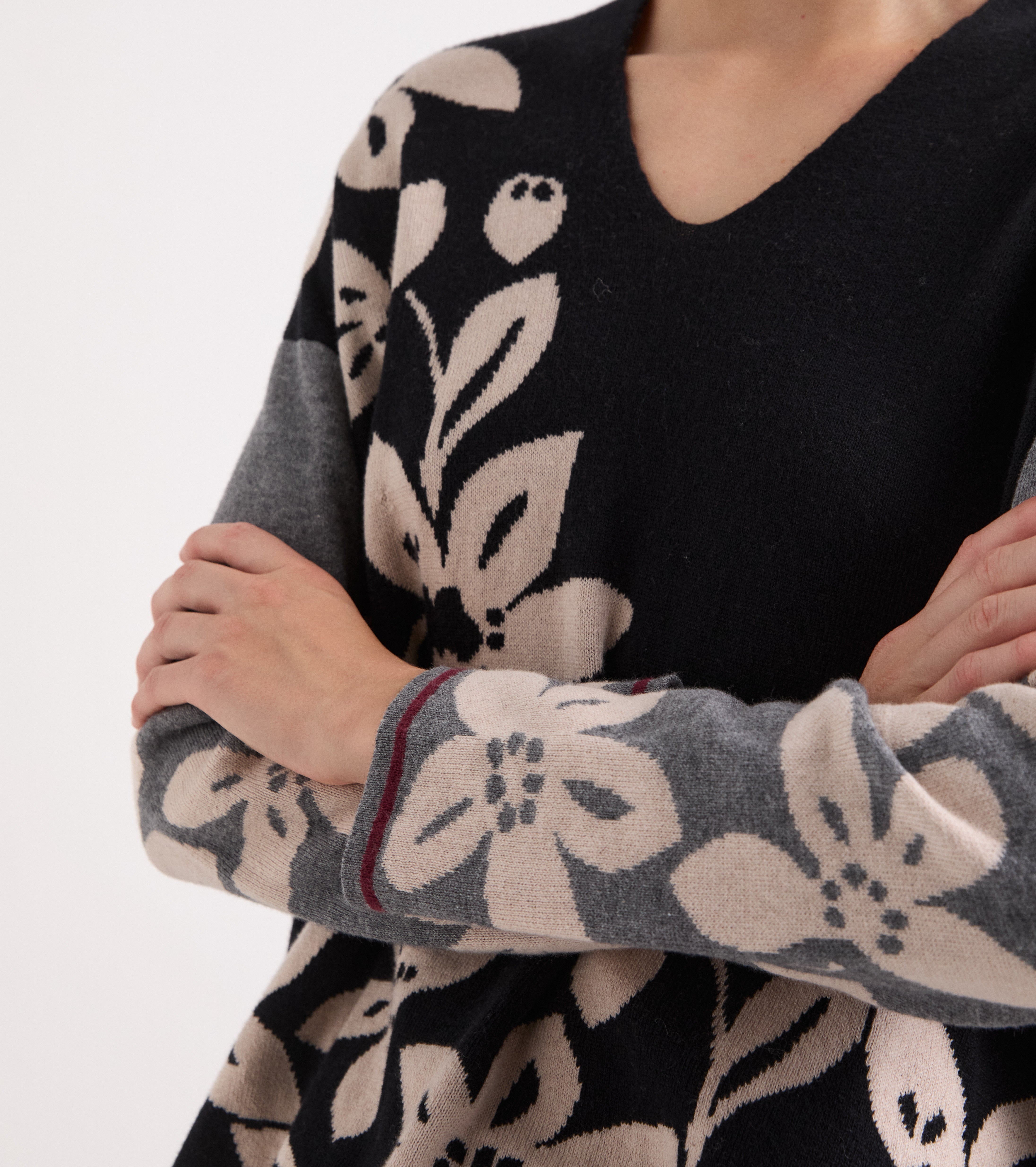 Jersey de jacquard con cuello en V negro y gris
