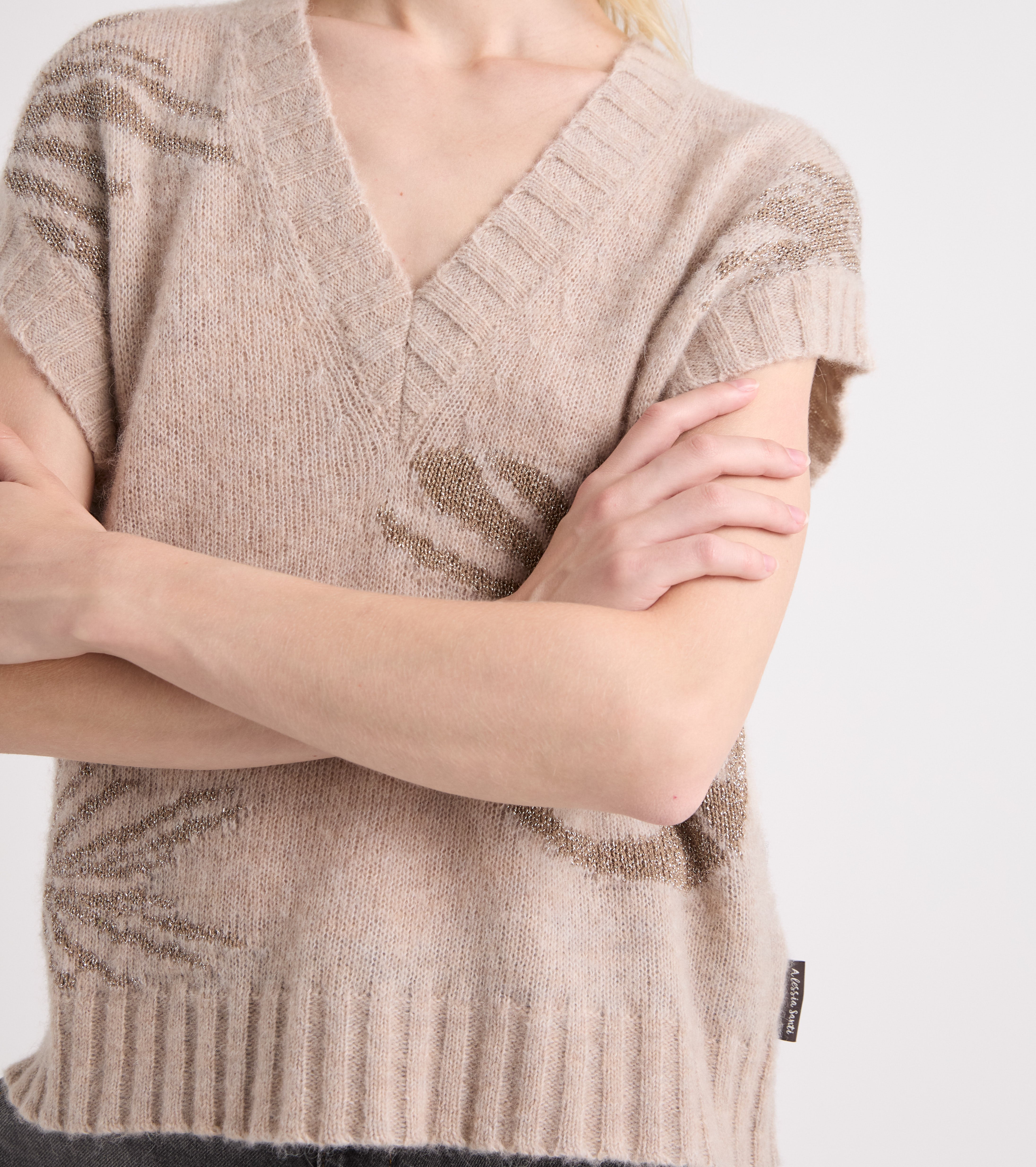 Top de punto con cuello en V, color beige y con lurex