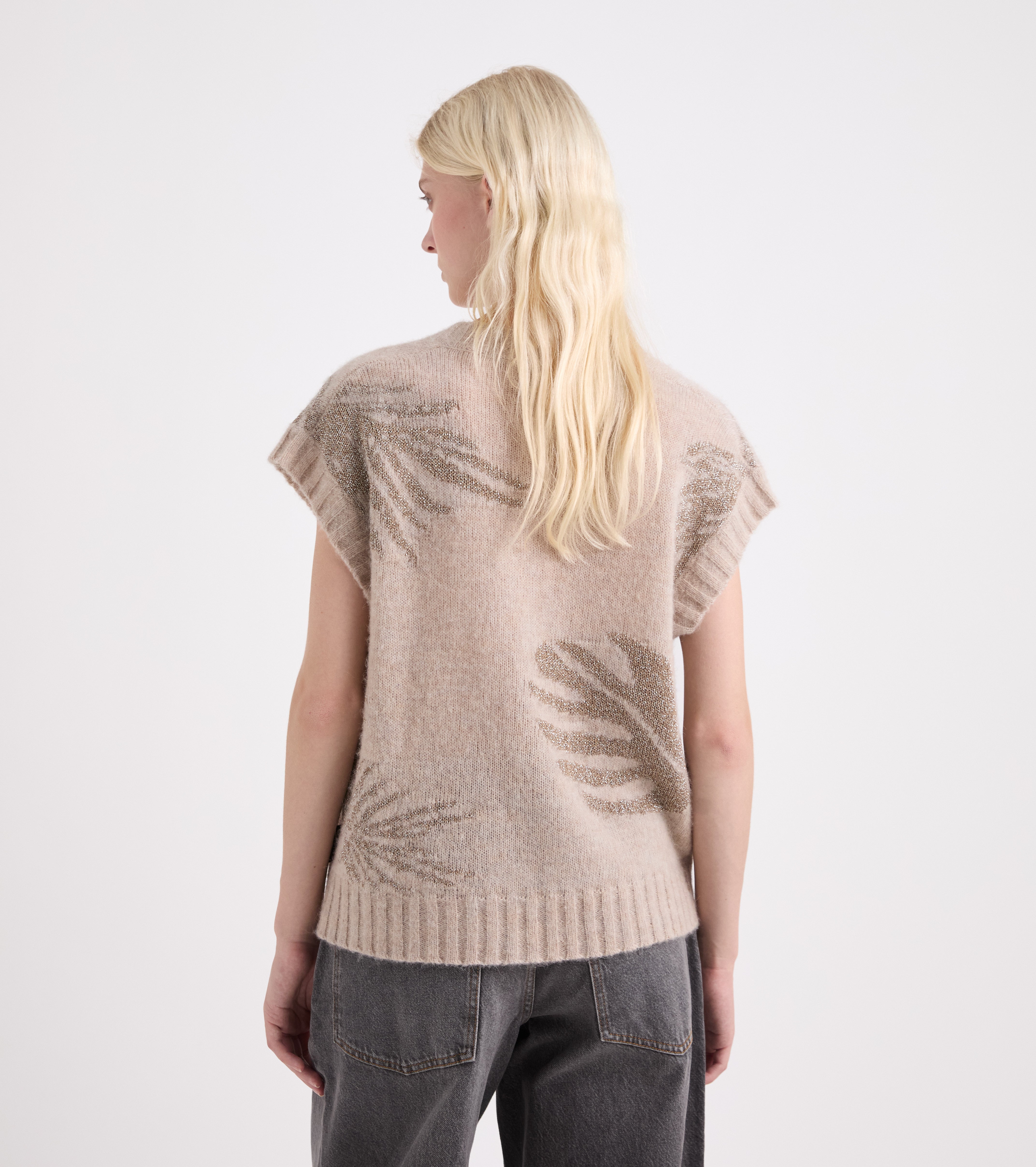 Top de punto con cuello en V, color beige y con lurex