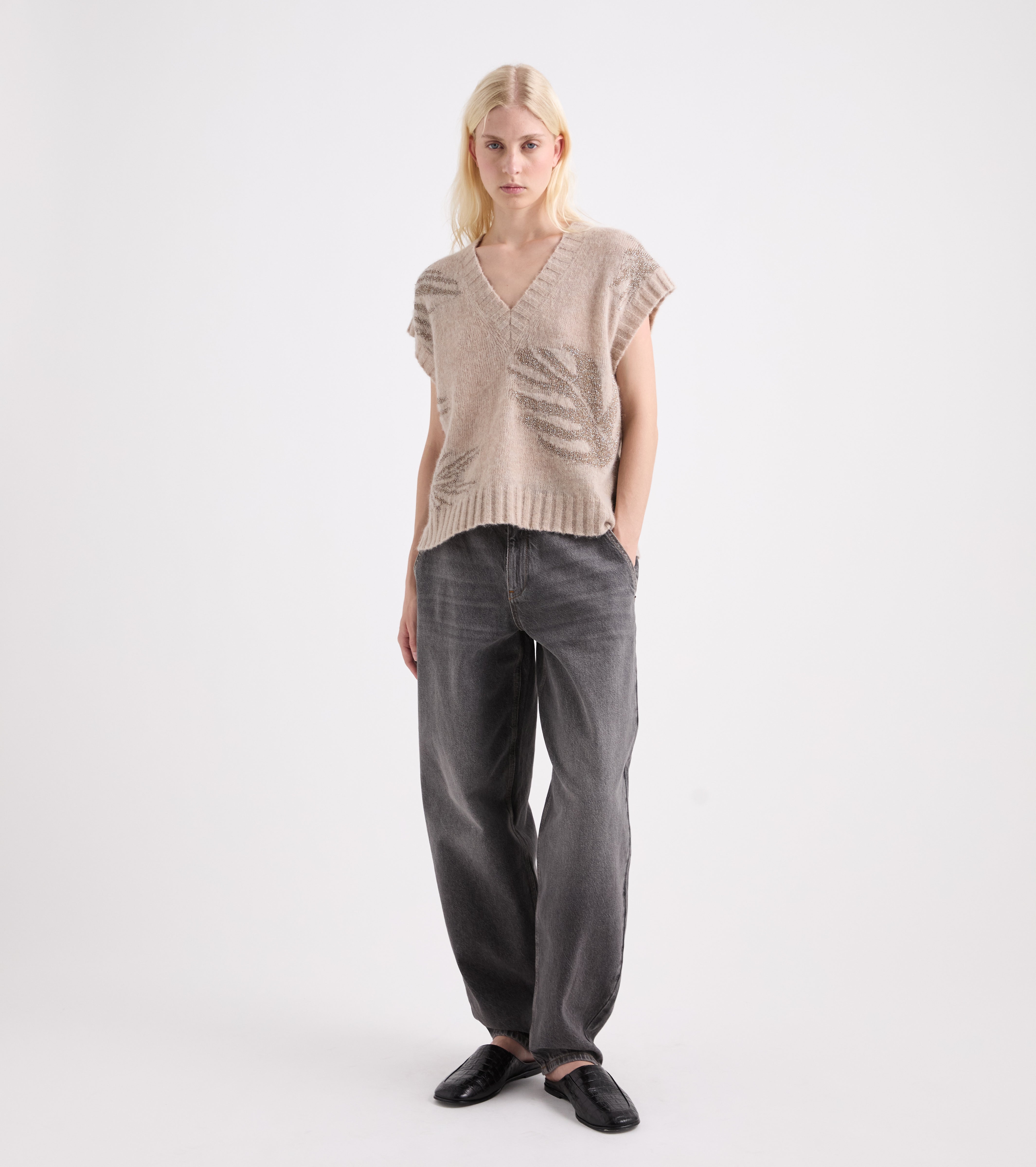 Top de punto con cuello en V, color beige y con lurex