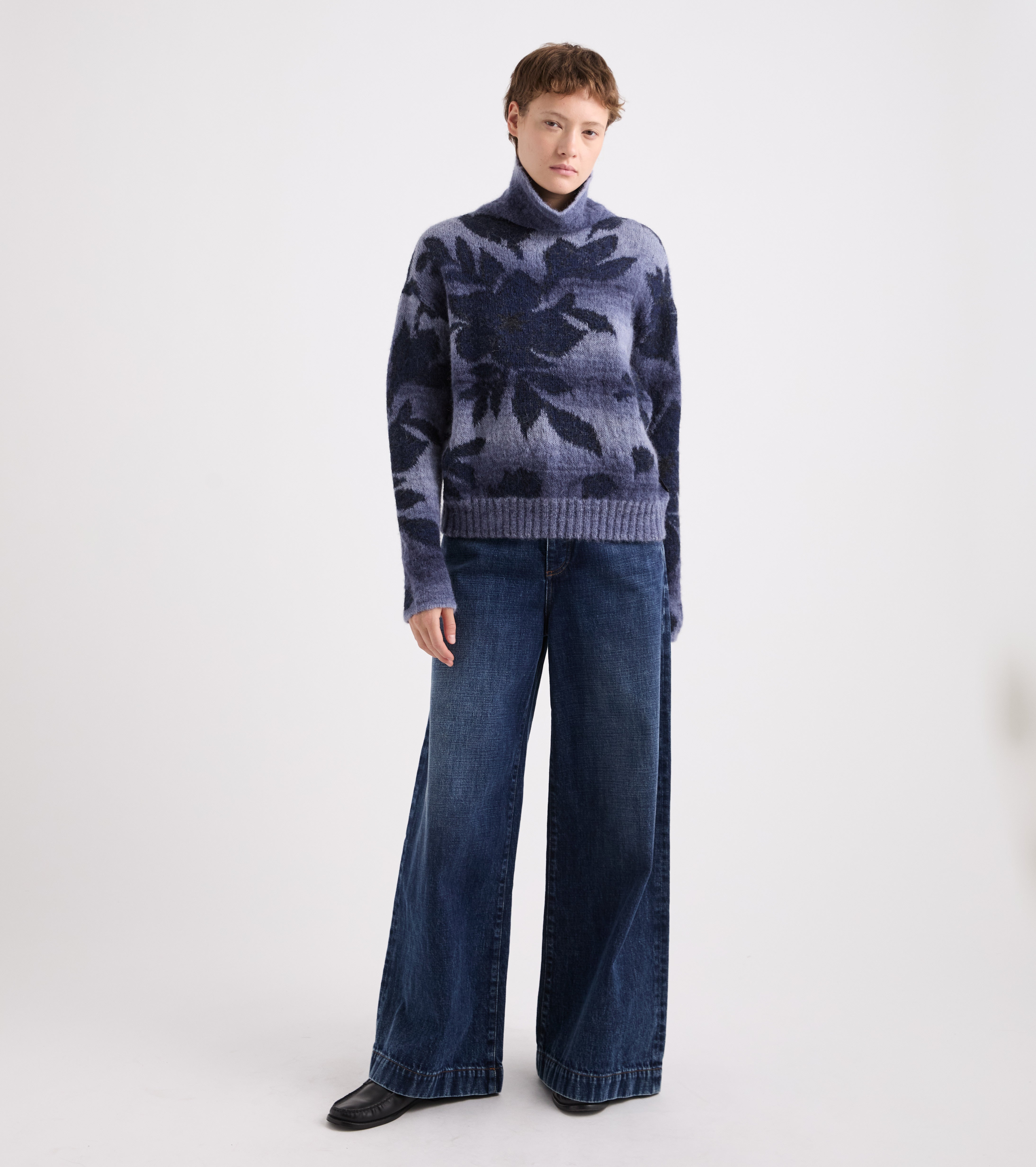Jersey de cuello alto de mezcla de lana con estampado jacquard azul marino