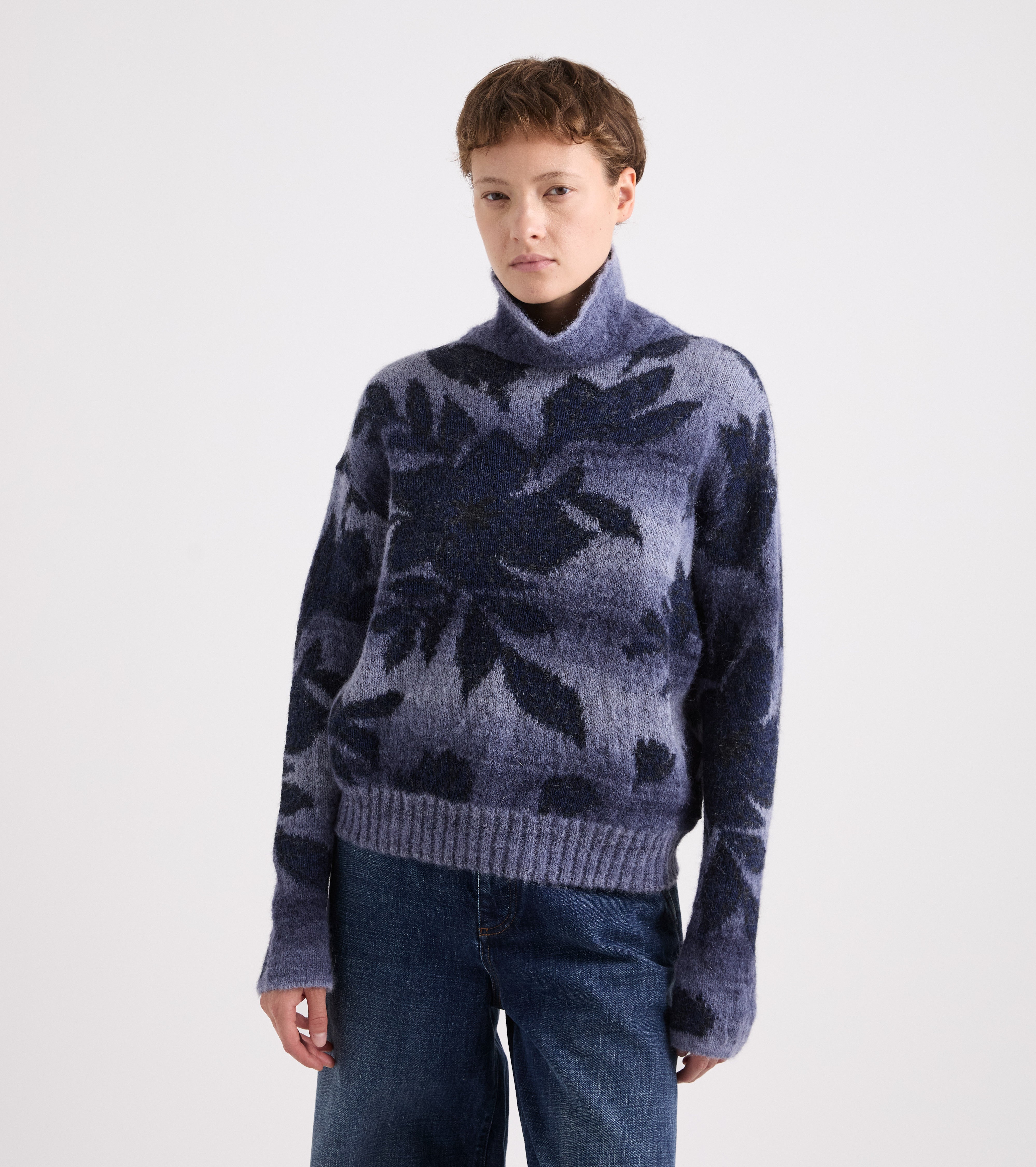 Jersey de cuello alto de mezcla de lana con estampado jacquard azul marino