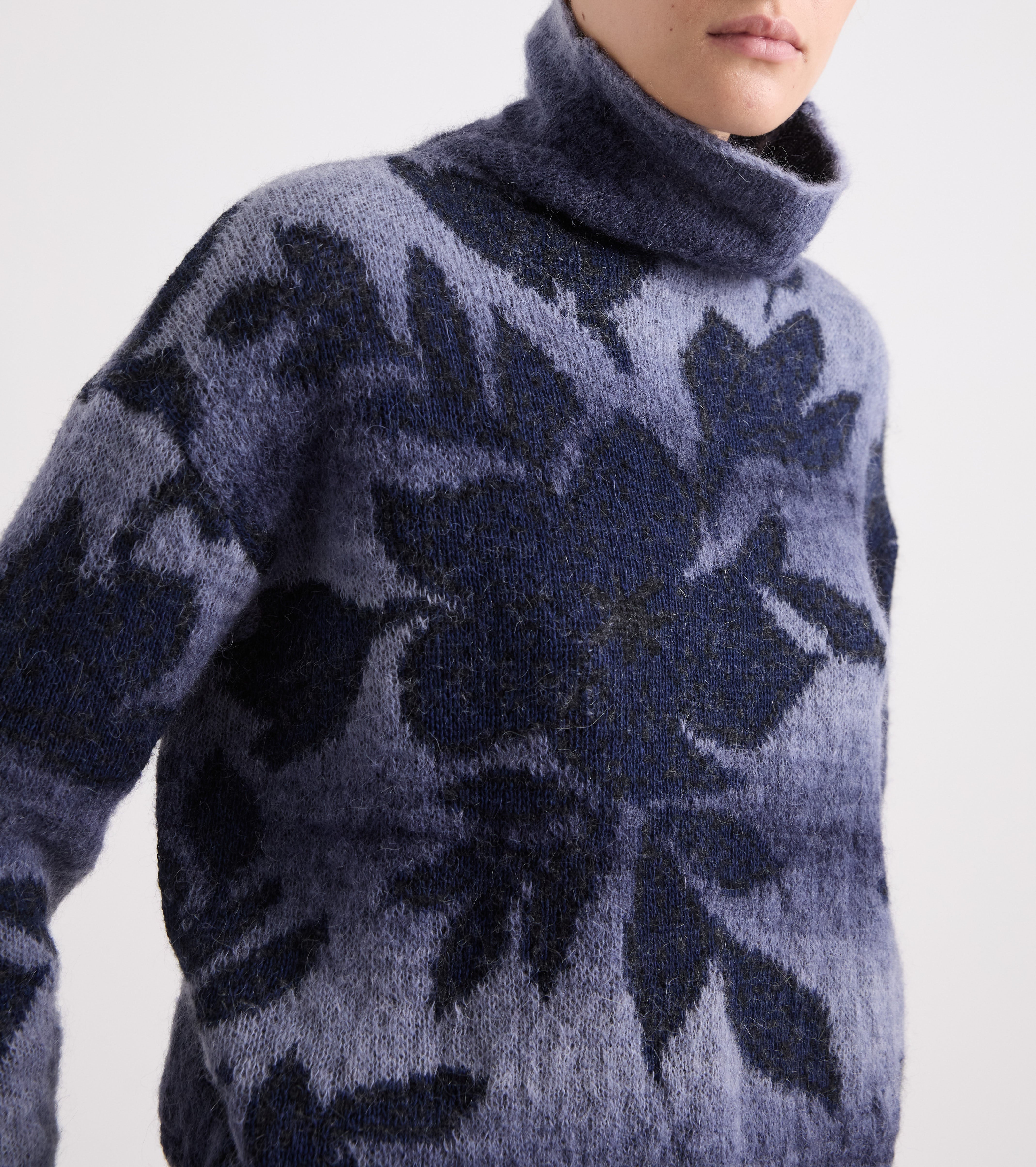 Jersey de cuello alto de mezcla de lana con estampado jacquard azul marino