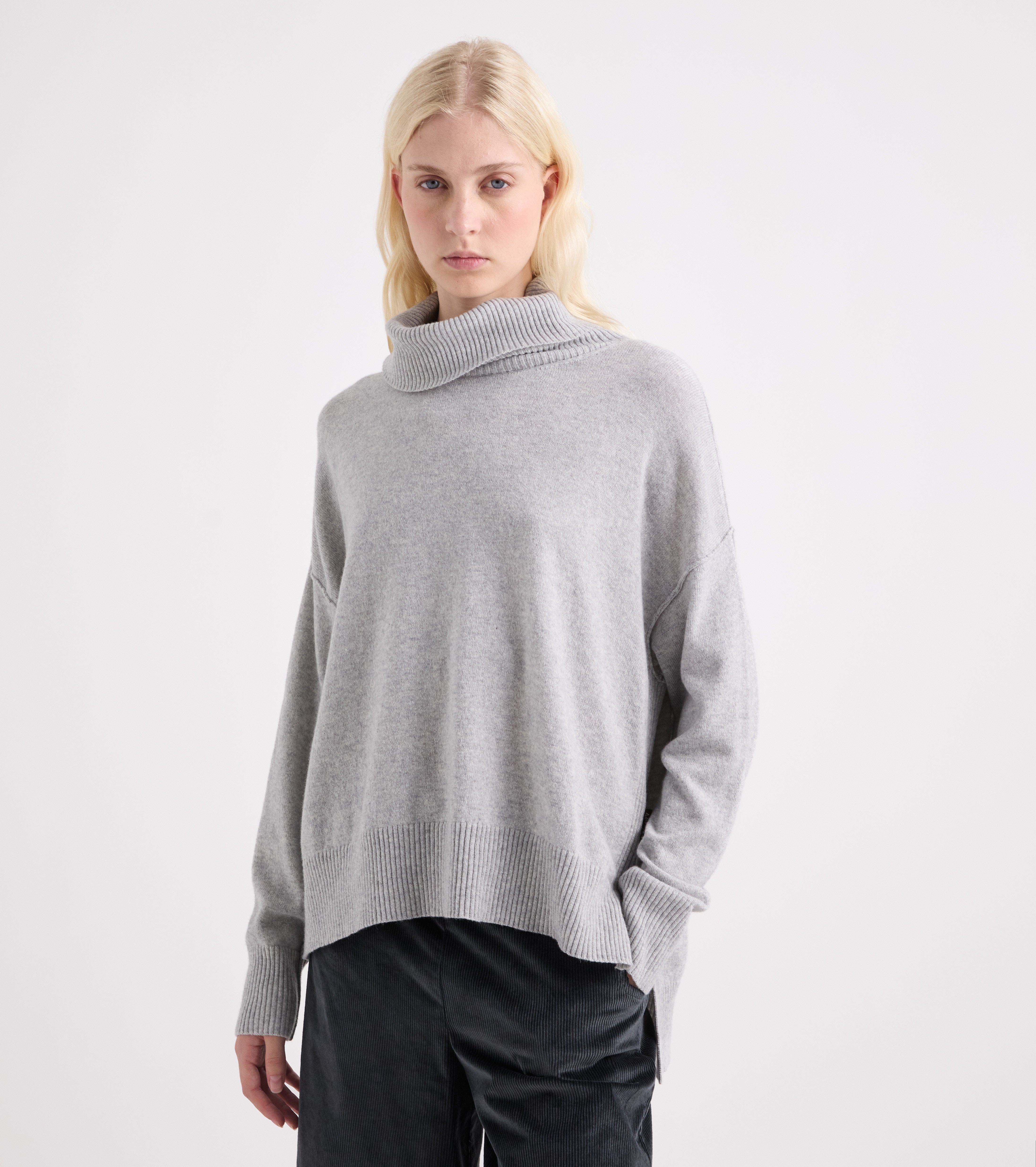 Maglia dolcevita con spacchetti