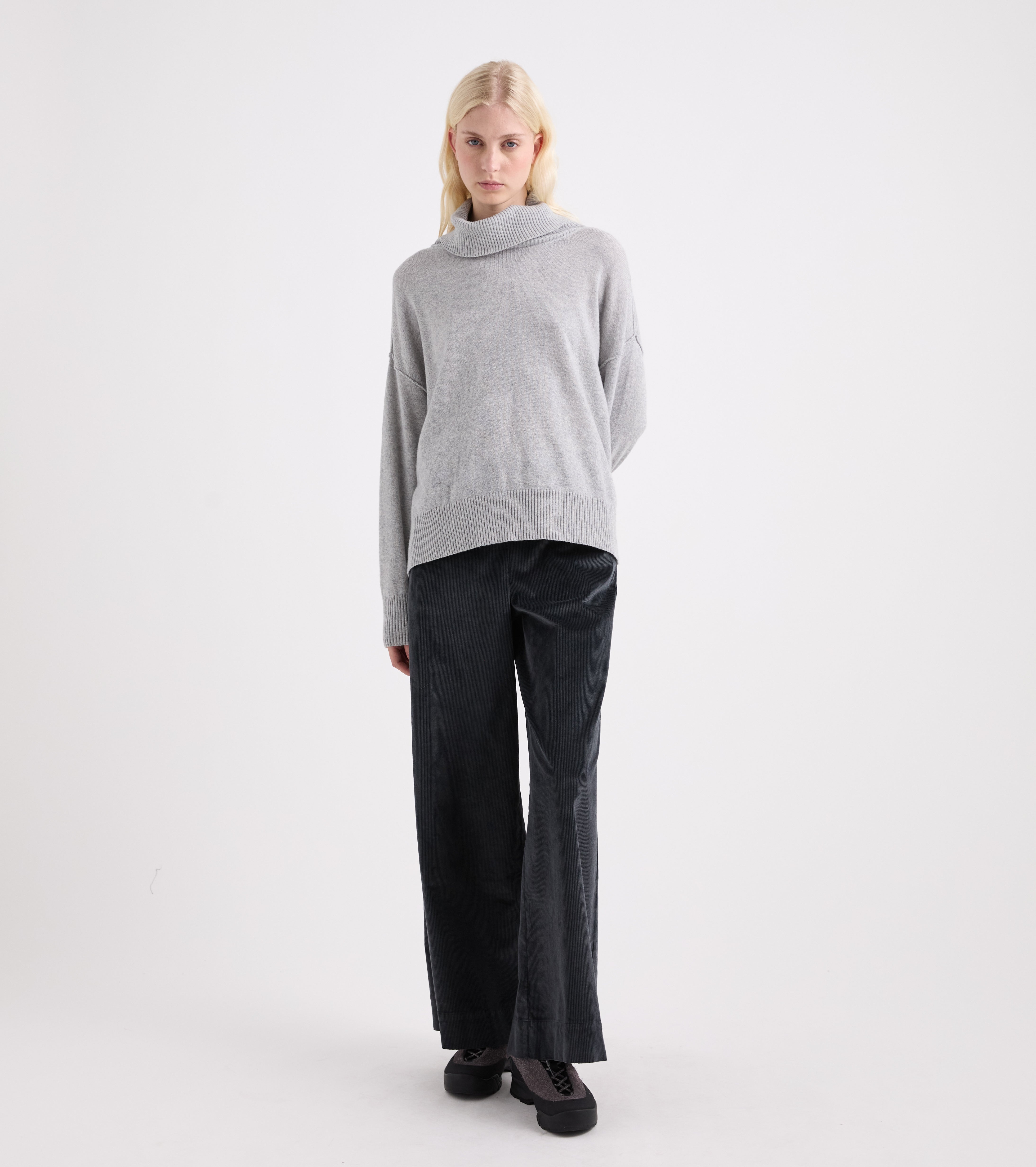 Maglia dolcevita con spacchetti