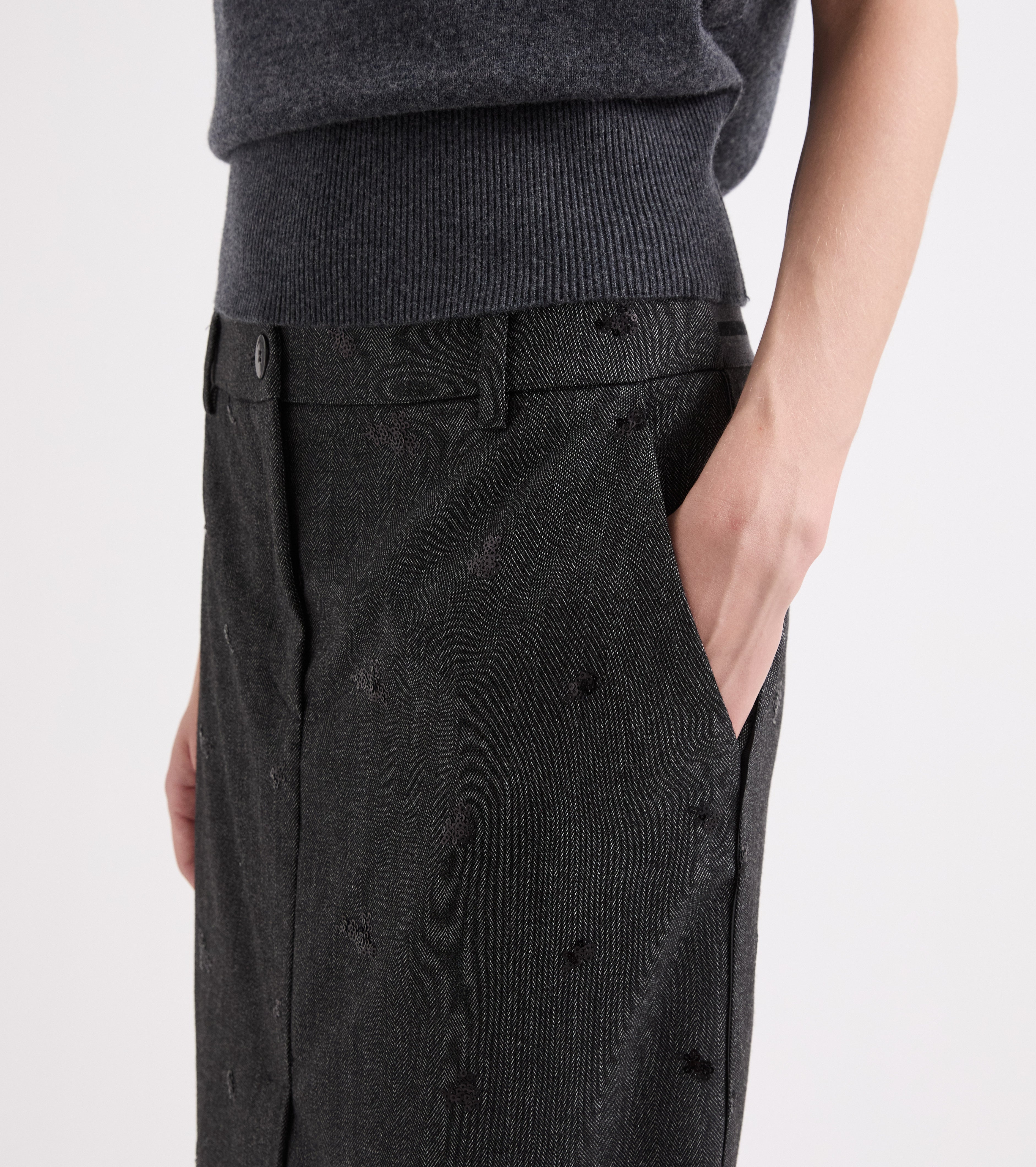 Gonna stretch con spacco e tasche