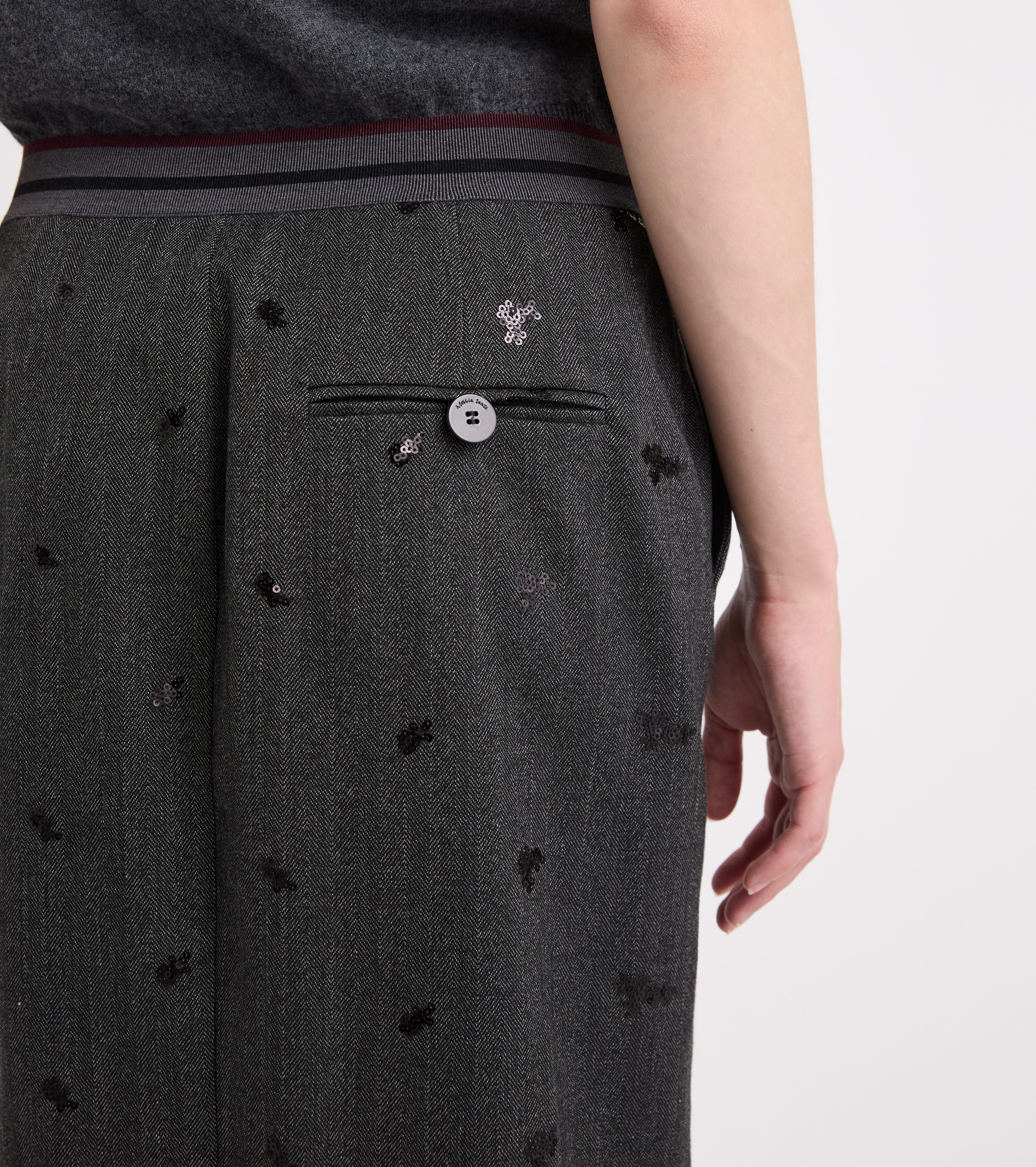 Gonna stretch con spacco e tasche