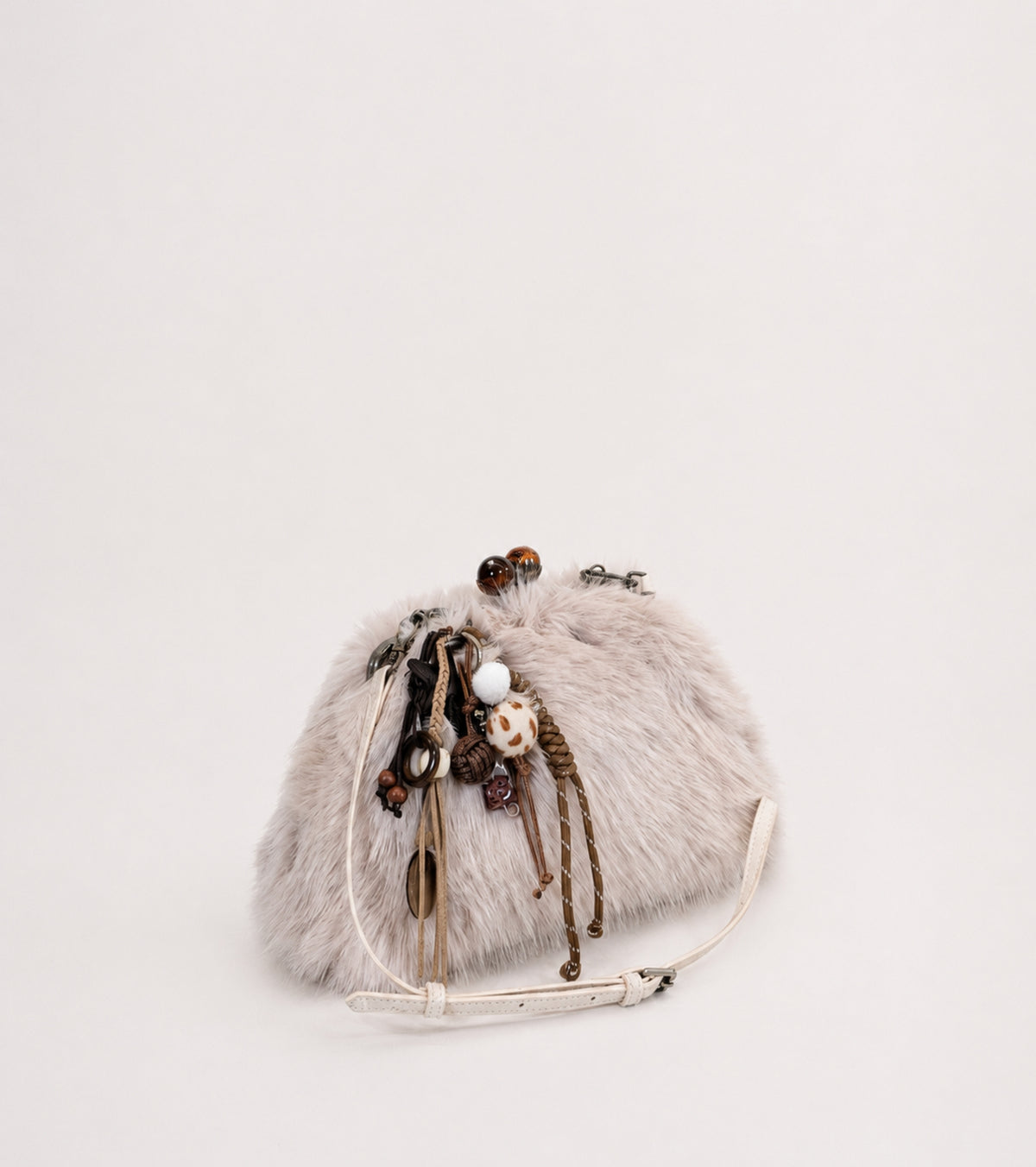 Borsa crossbody con charms sabbia