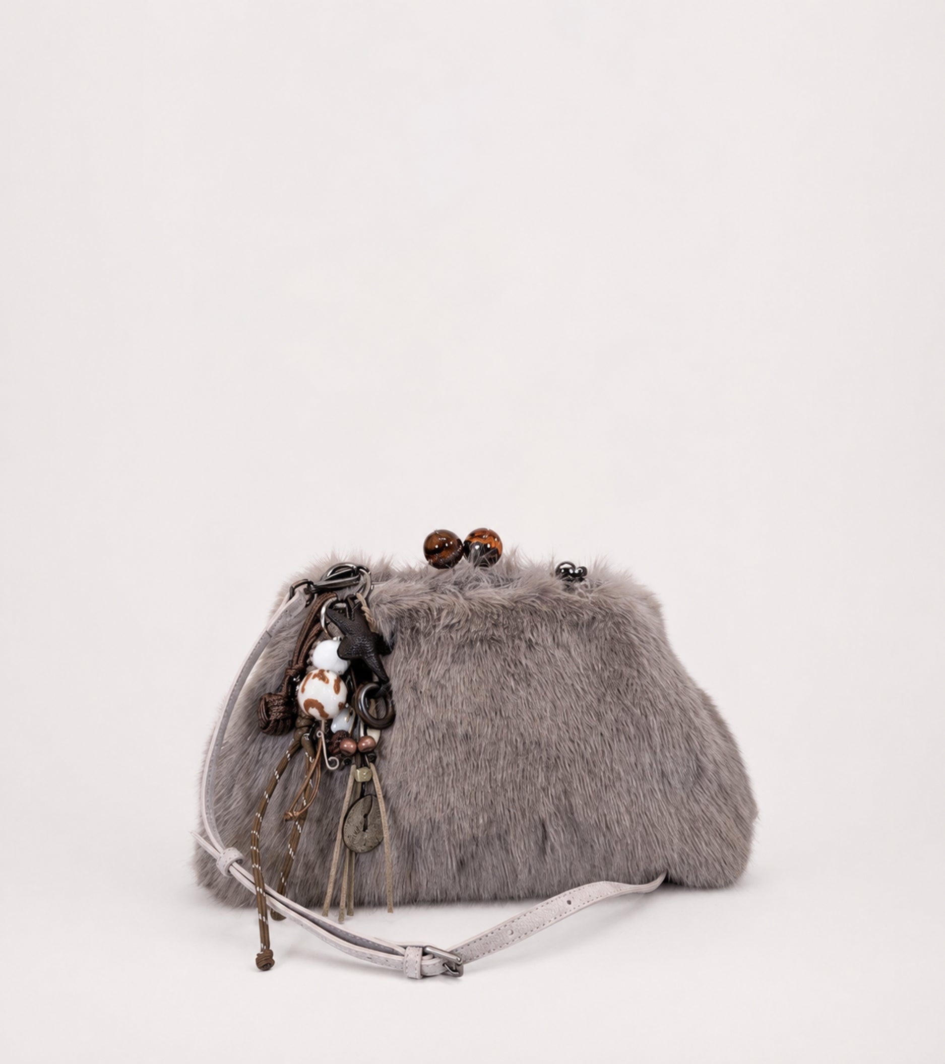 Crossbody-taske med charms i skyggefarver