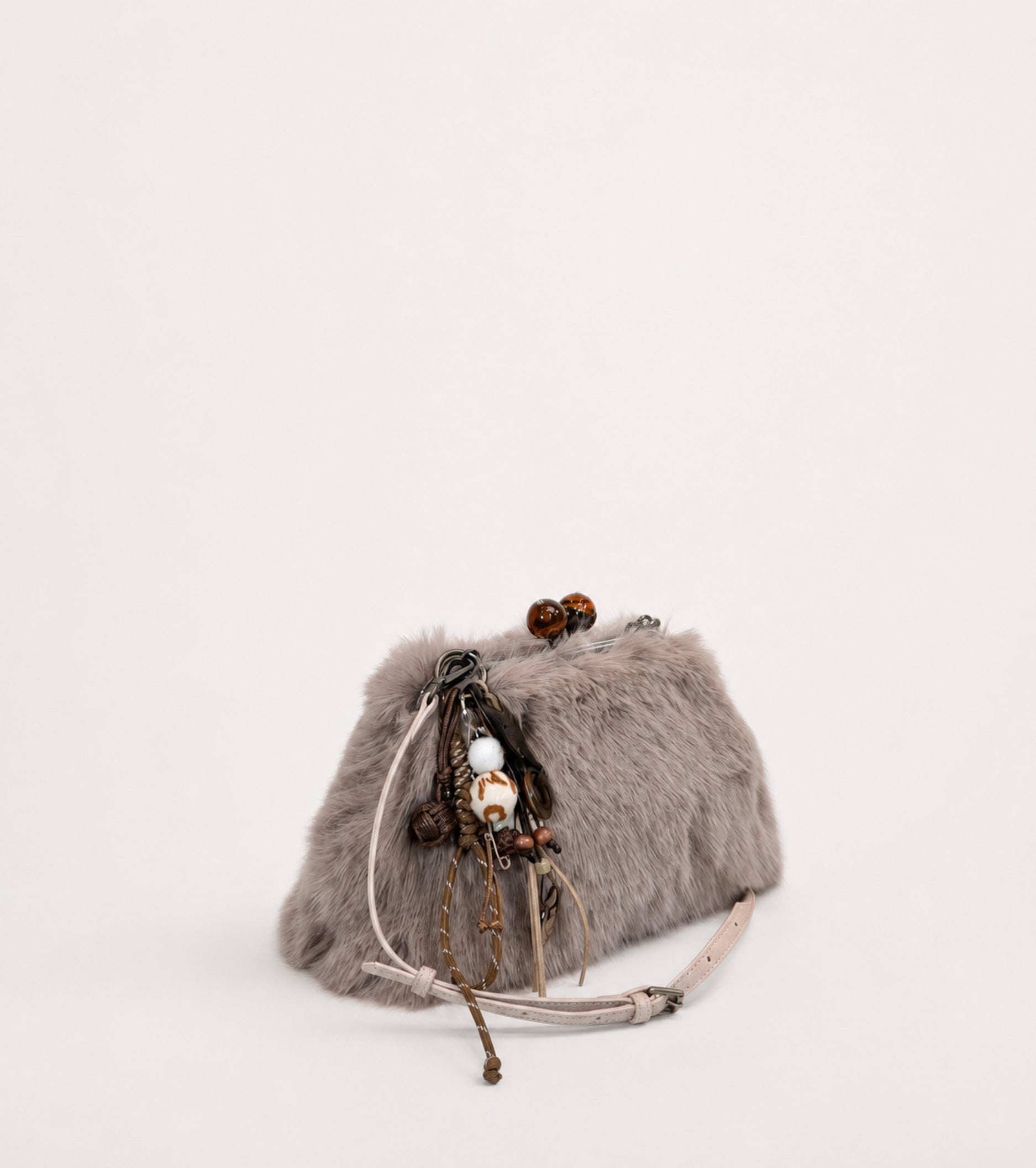 Crossbody-taske med charms i skyggefarver