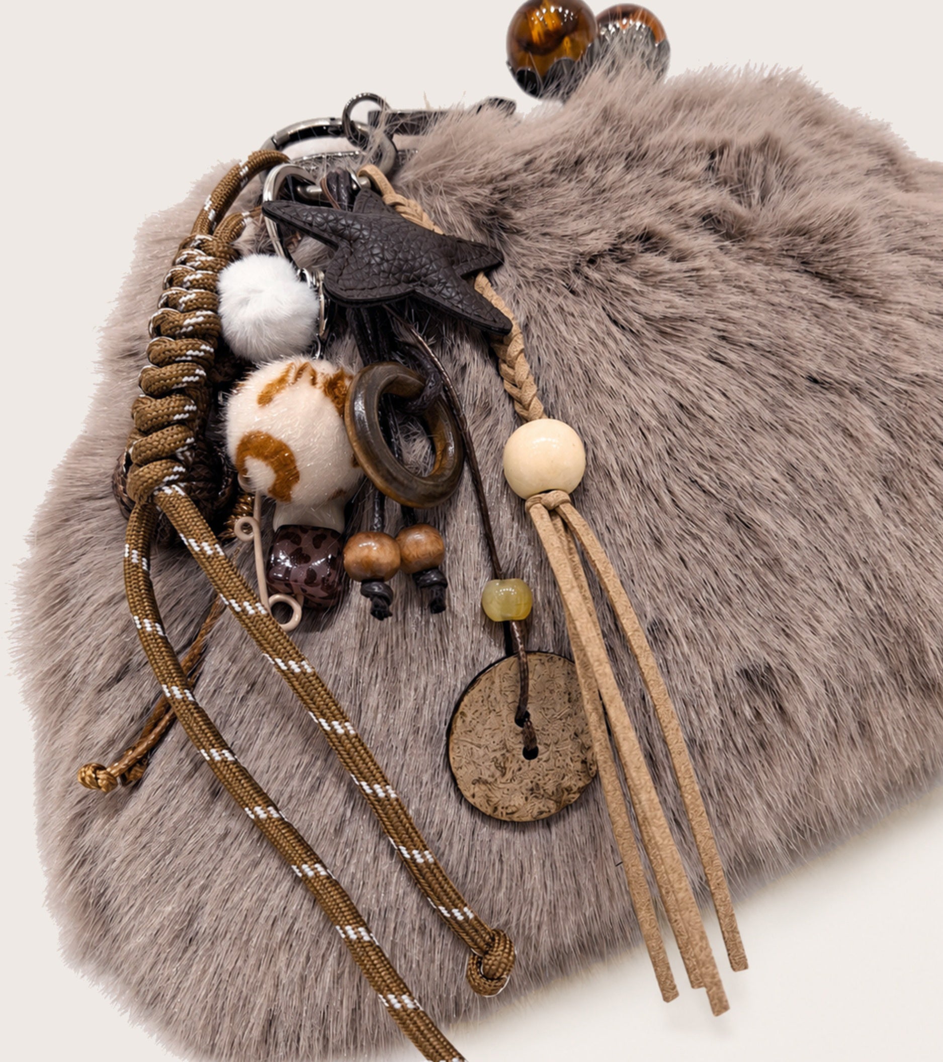 Crossbody-taske med charms i skyggefarver