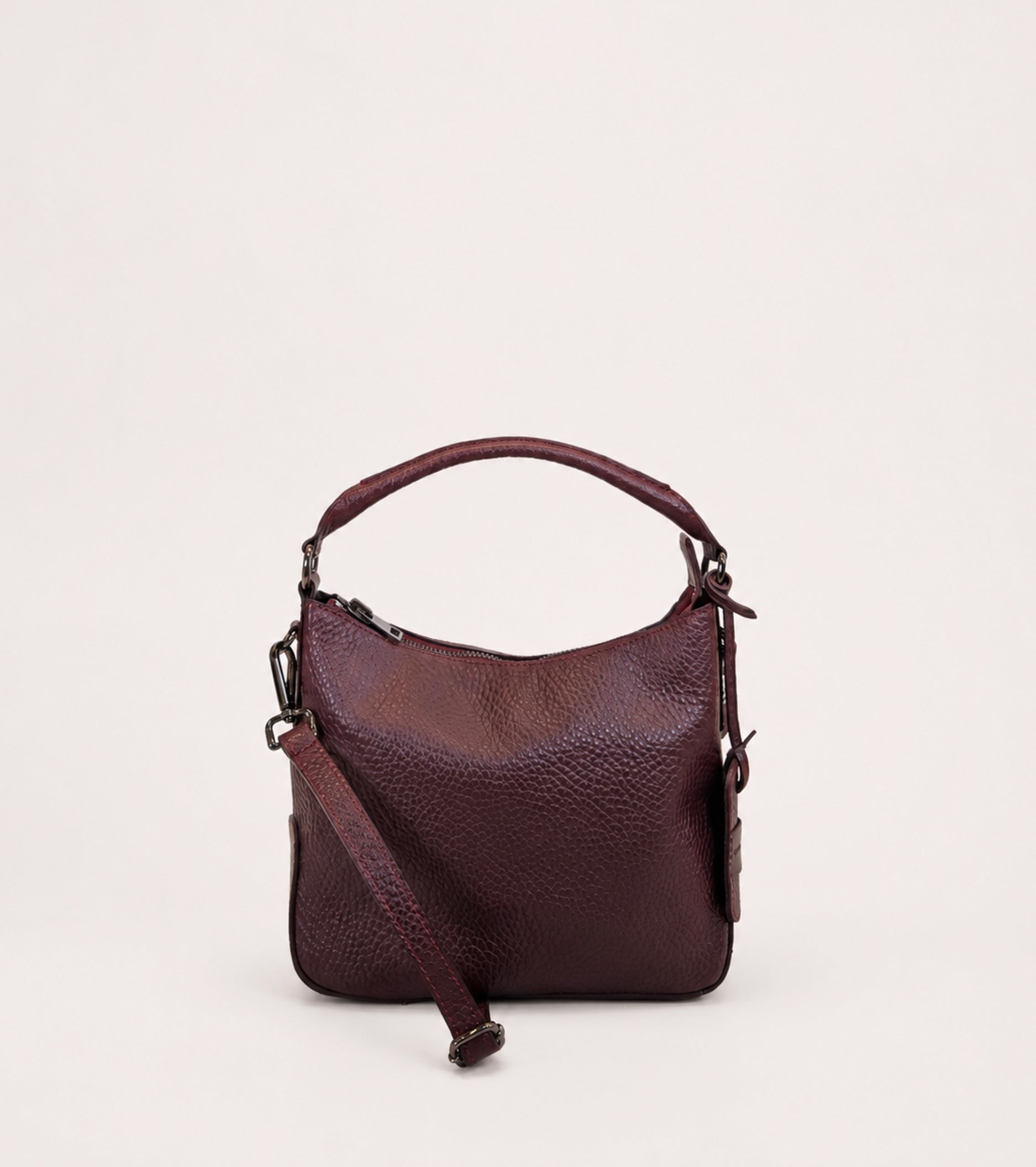 Hobo-taske med charm i farven prune