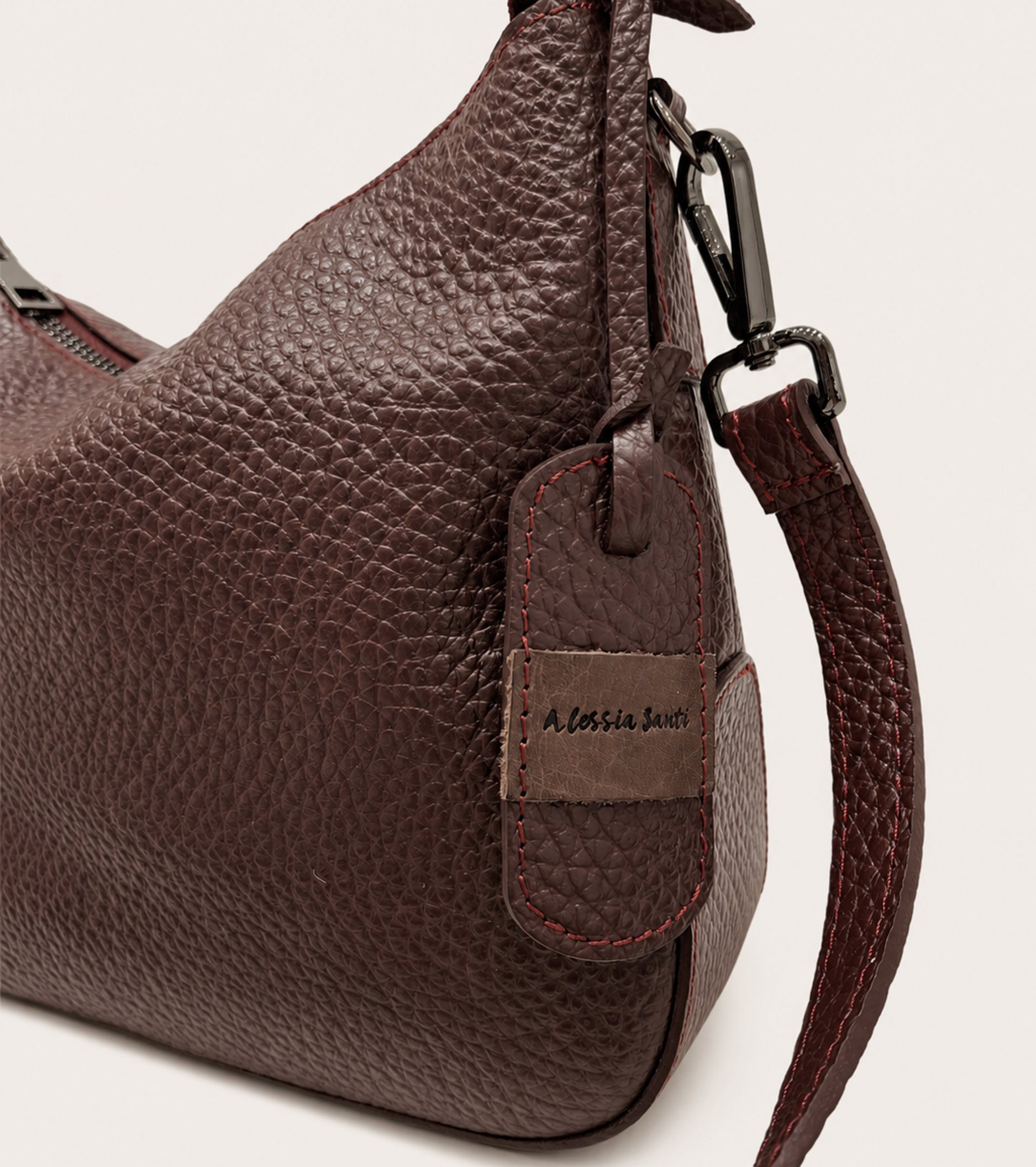 Hobo-taske med charm i farven prune