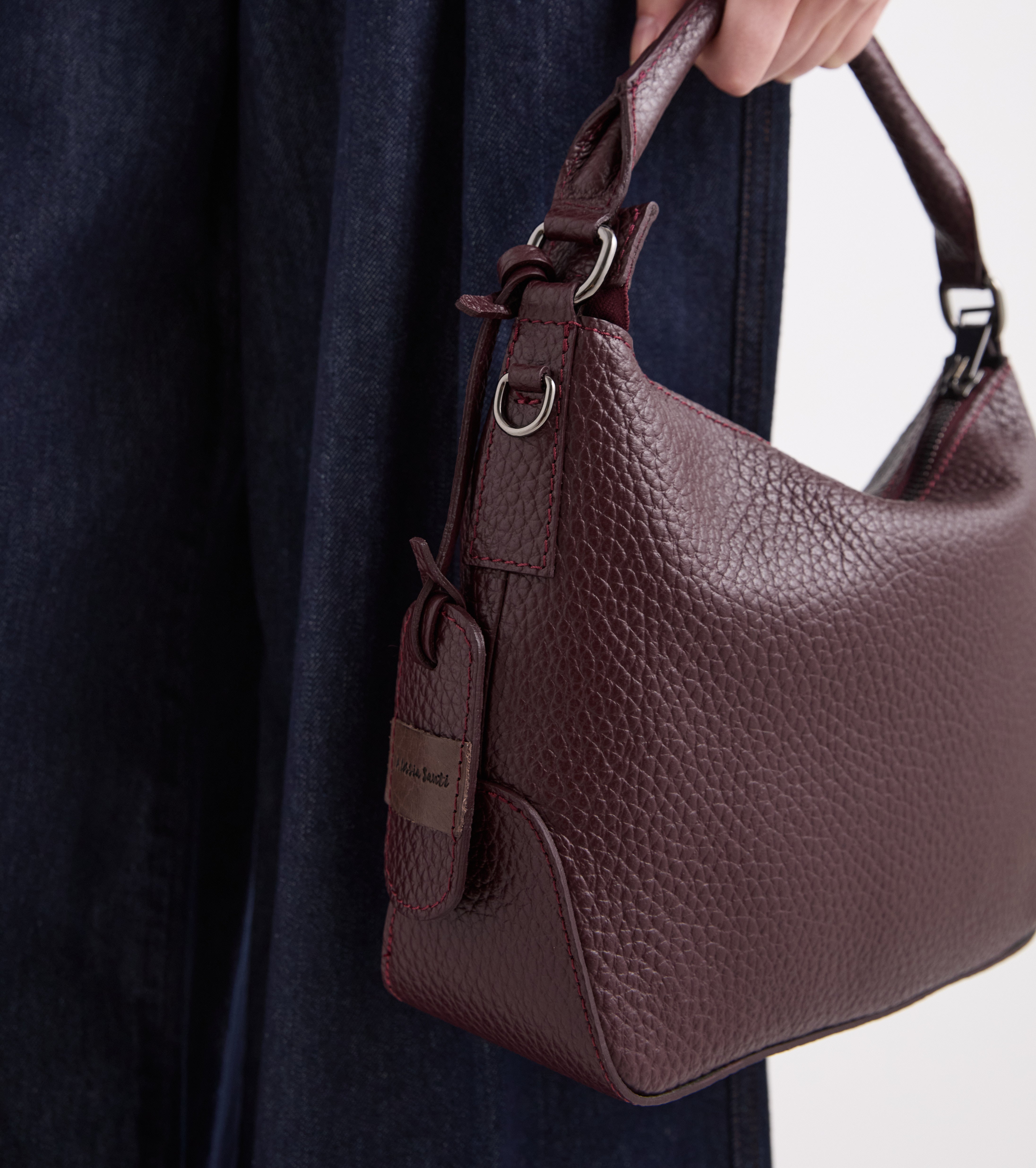 Hobo-taske med charm i farven prune