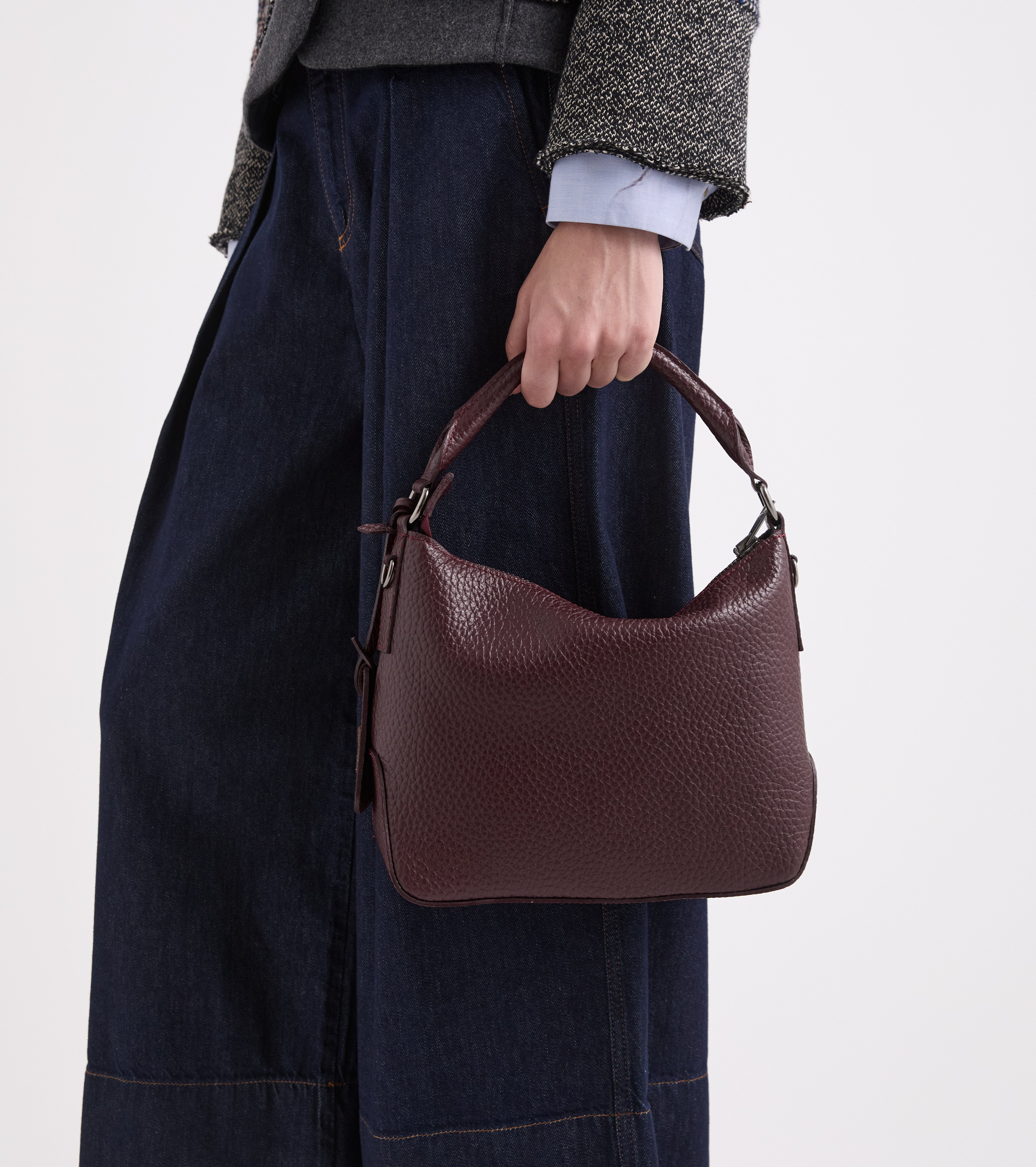 Hobo-taske med charm i farven prune