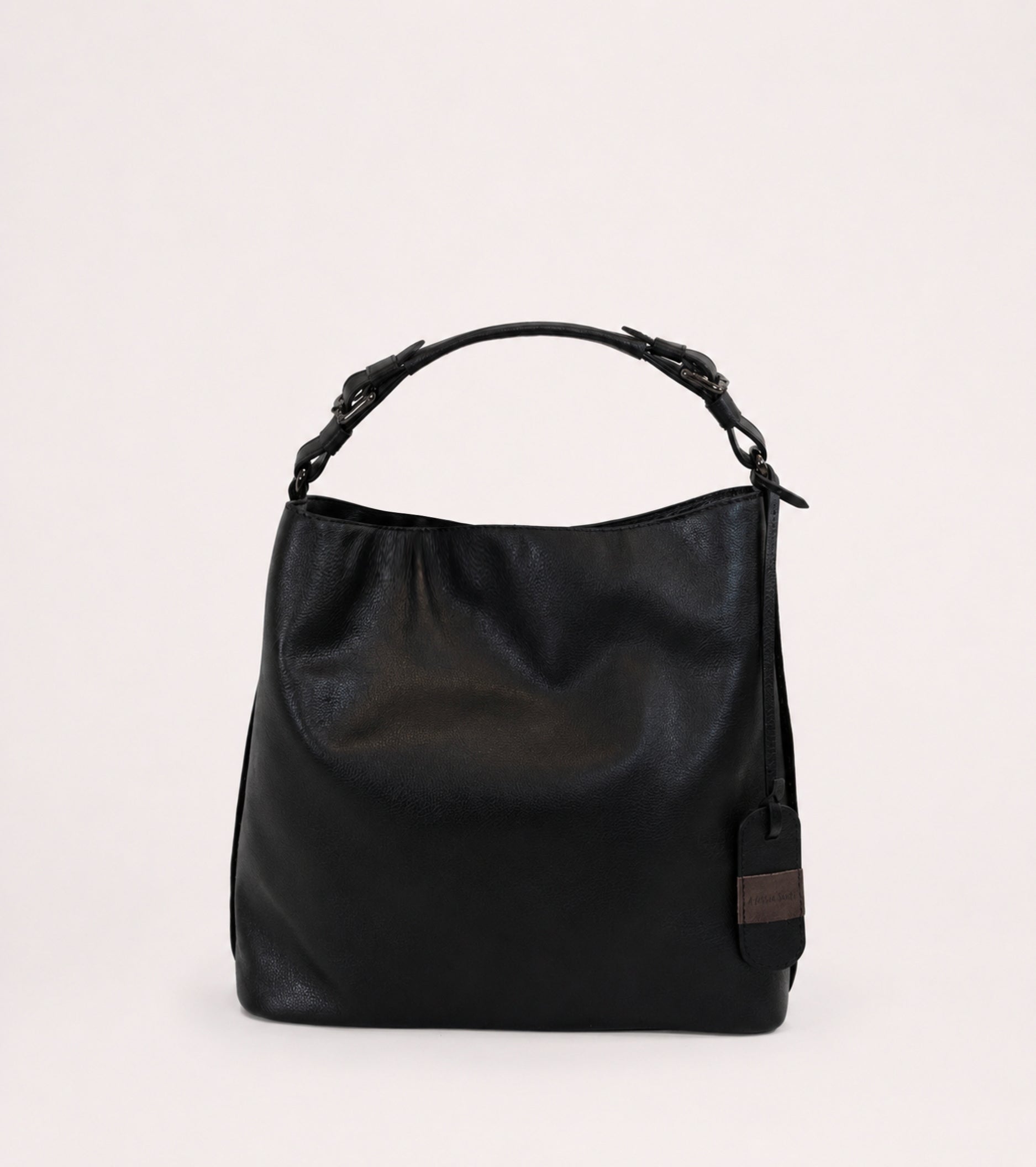 Bolso tipo cubo con colgante negro en forma de diamante