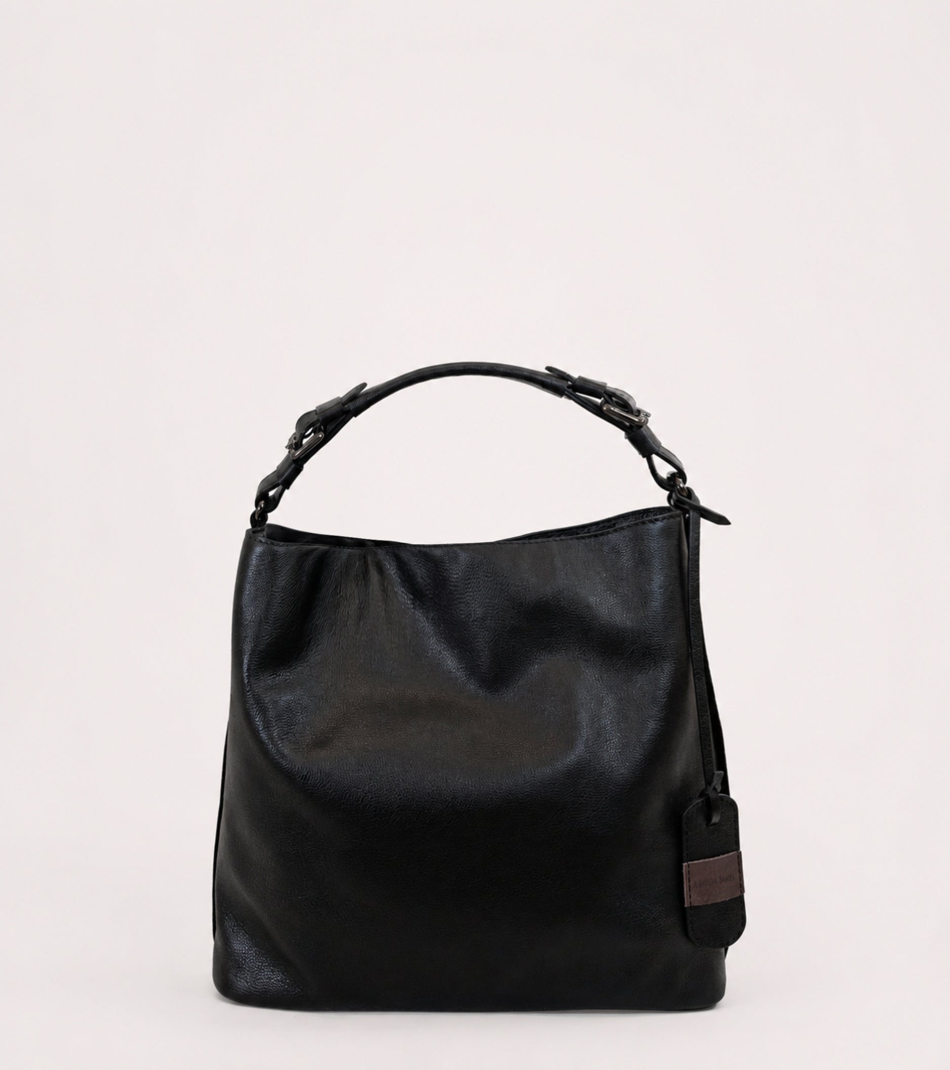 Bolso tipo cubo con colgante negro en forma de diamante