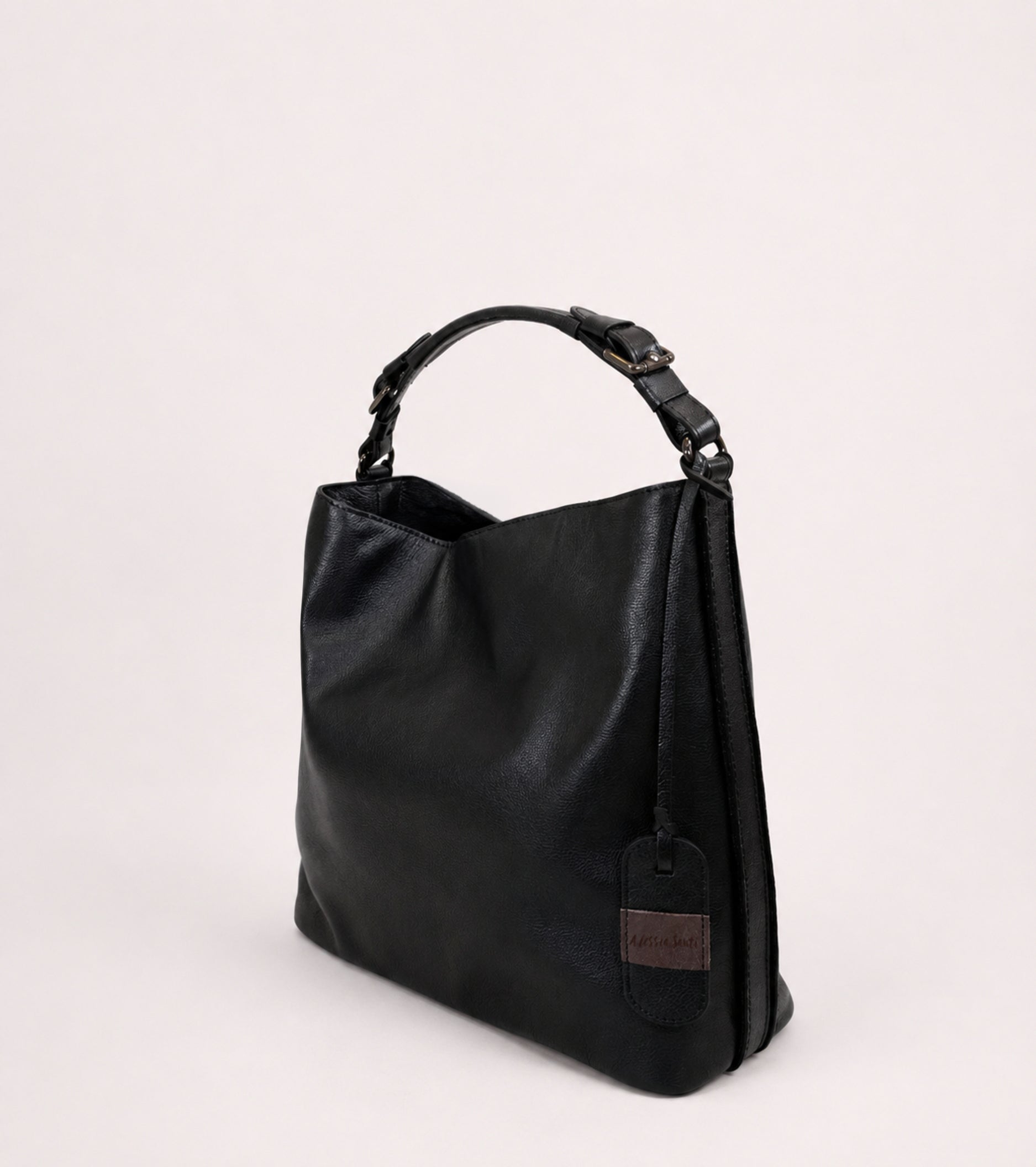 Bolso tipo cubo con colgante negro en forma de diamante