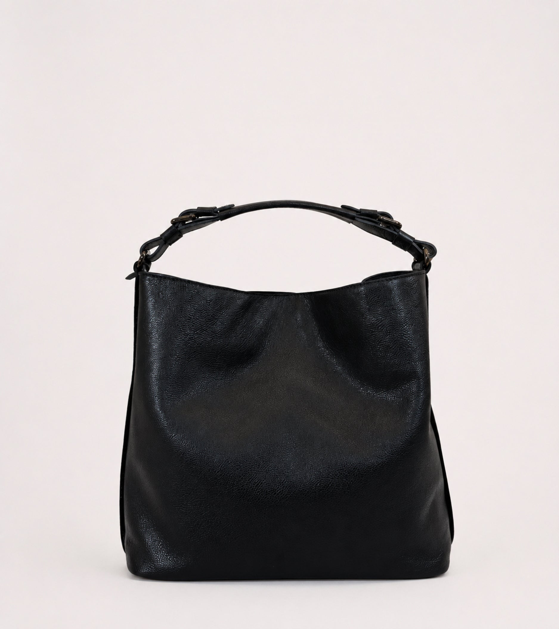 Bolso tipo cubo con colgante negro en forma de diamante