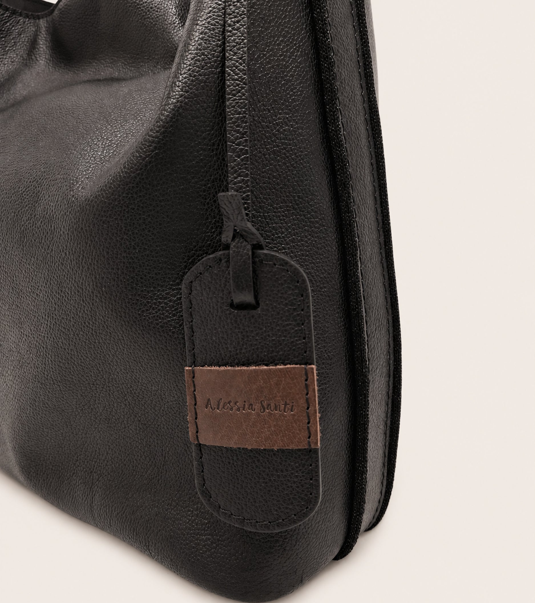 Bolso tipo cubo con colgante negro en forma de diamante