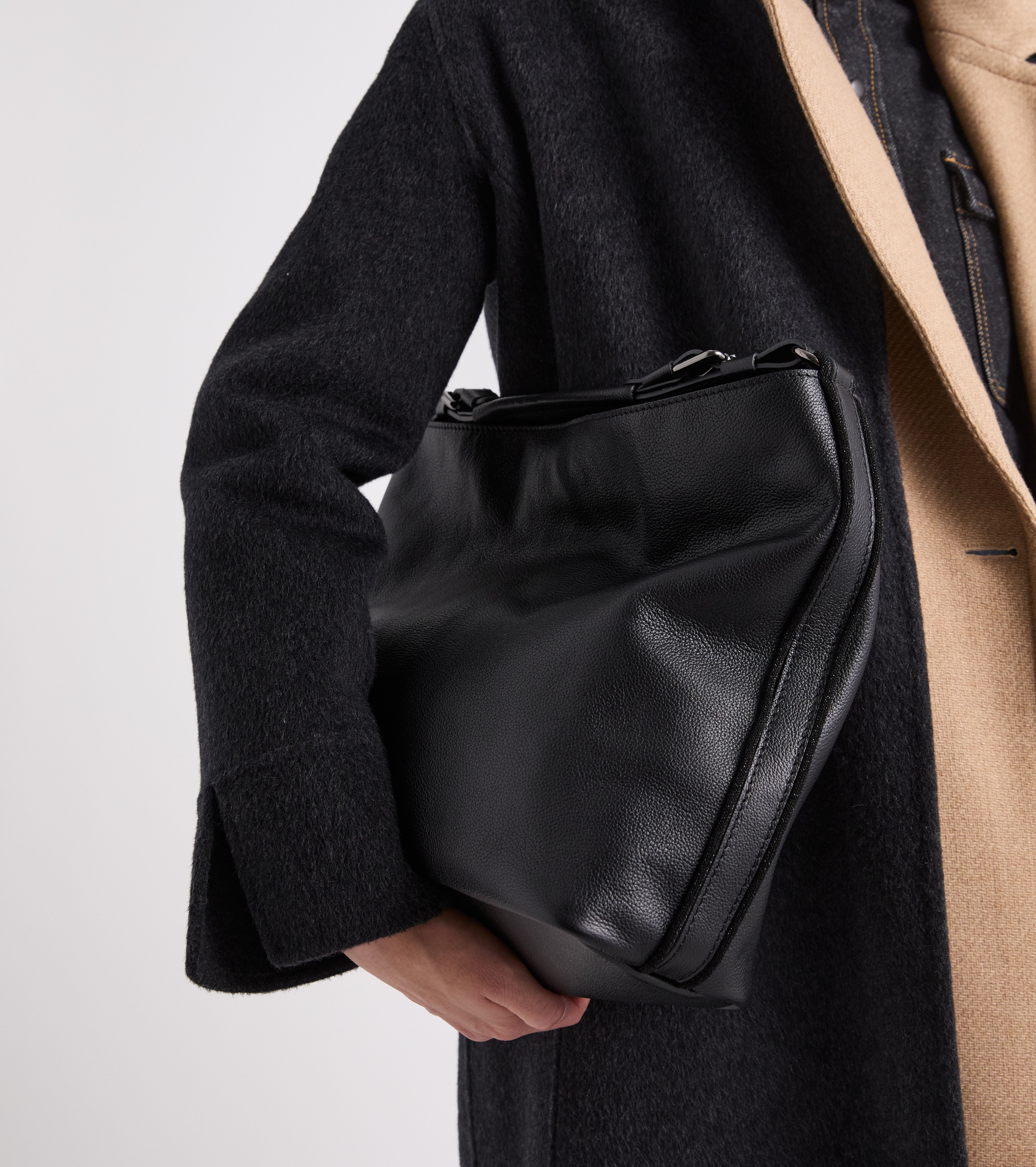 Bolso tipo cubo con colgante negro en forma de diamante