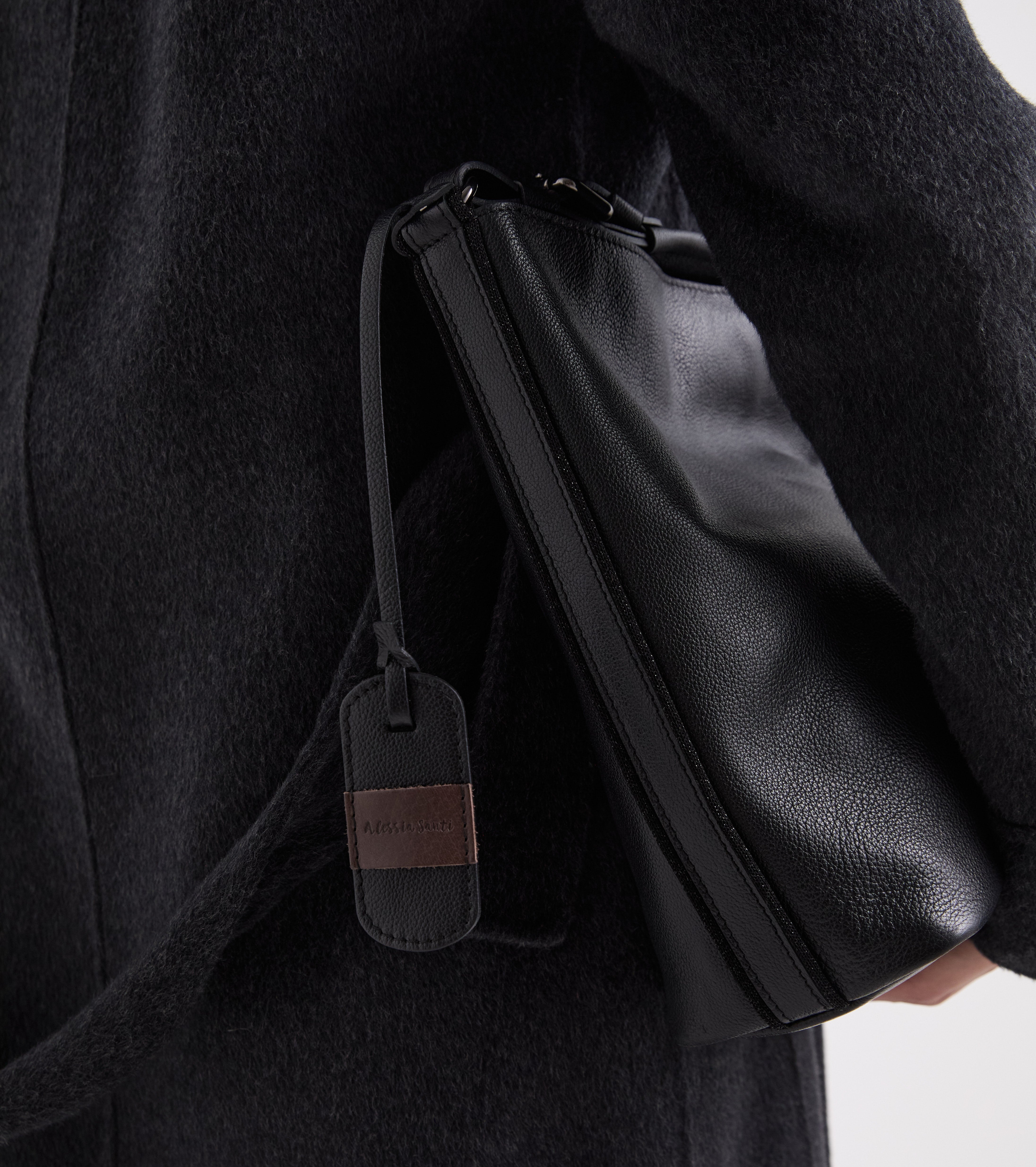 Bolso tipo cubo con colgante negro en forma de diamante