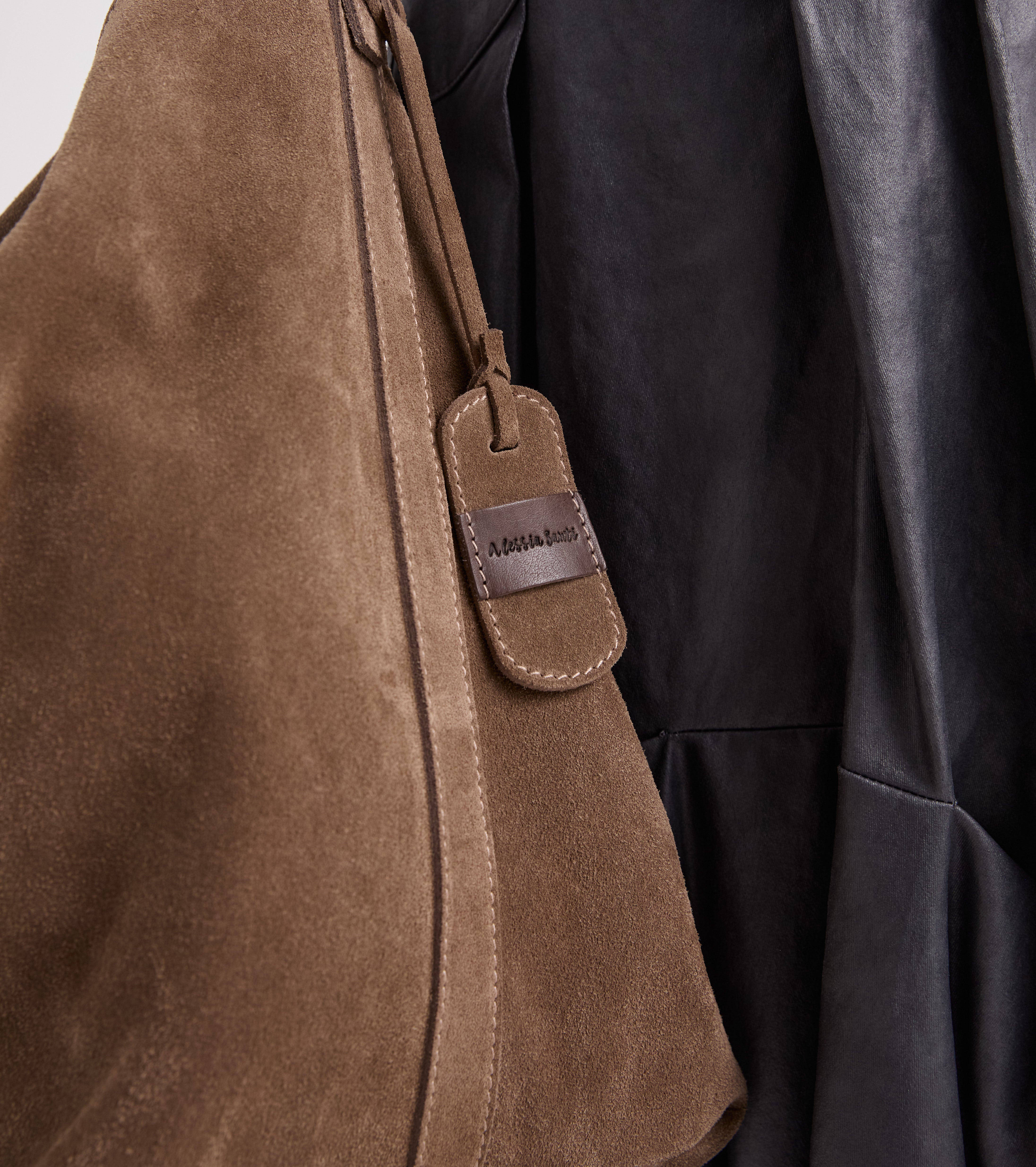 Borsa a spalla in suede con charm castoro