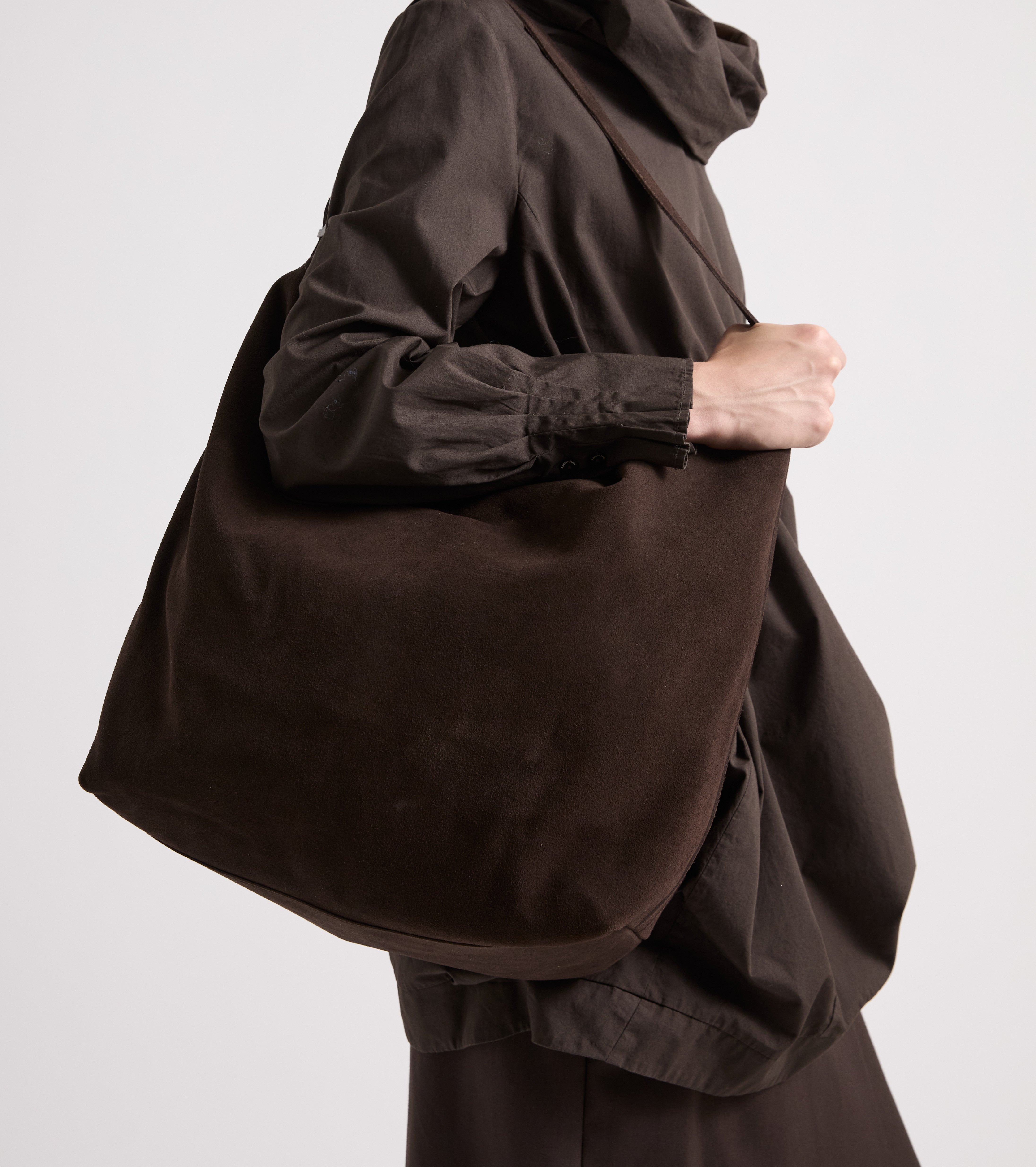 Borsa a spalla in suede con charm ebano