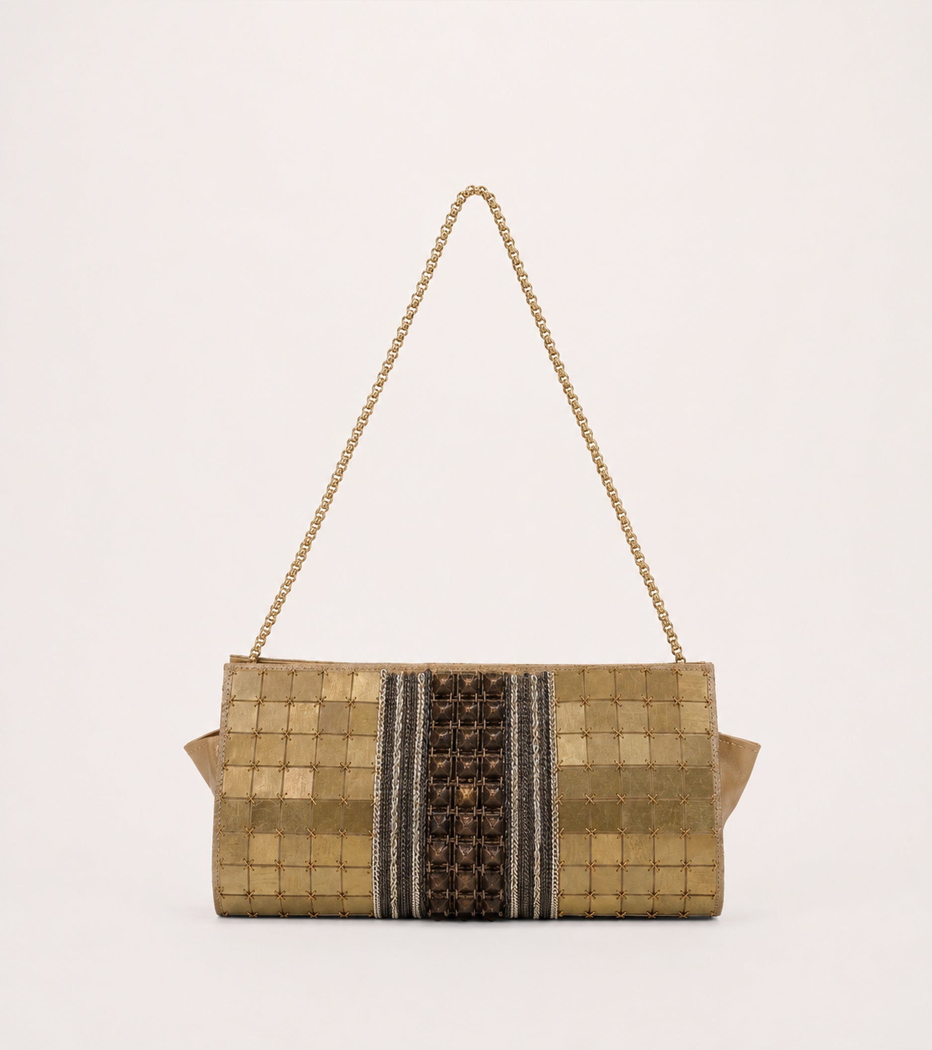 Bolso de hombro con detalles metálicos en latón envejecido