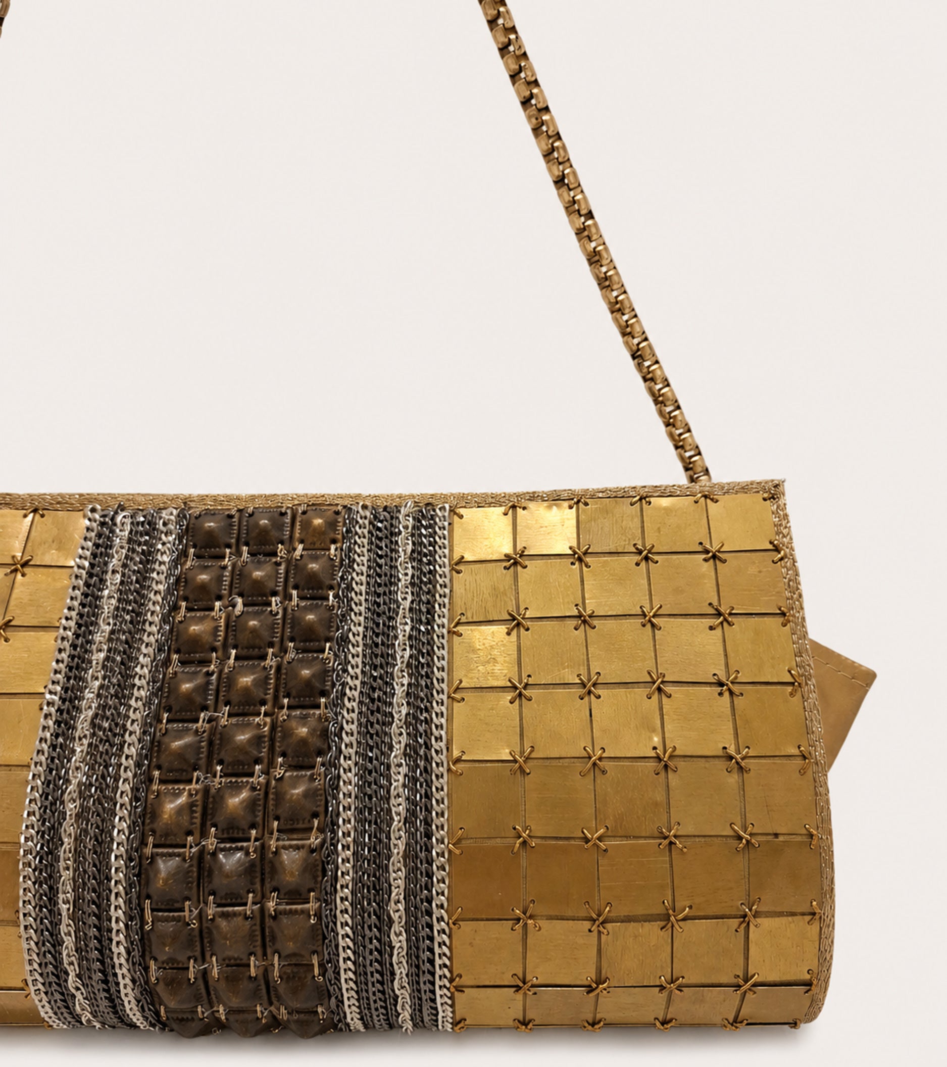 Bolso de hombro con detalles metálicos en latón envejecido