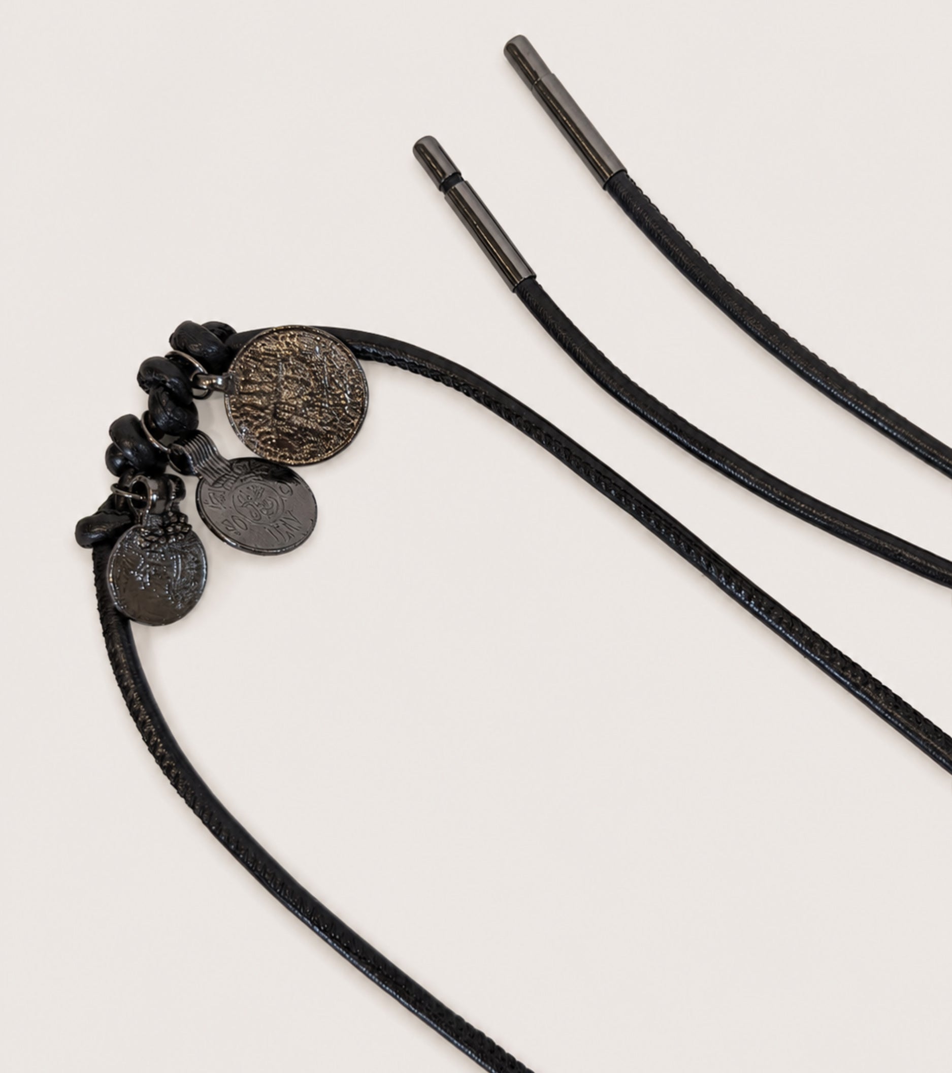 Bælte i kunstlæder med sorte diamantformede charms