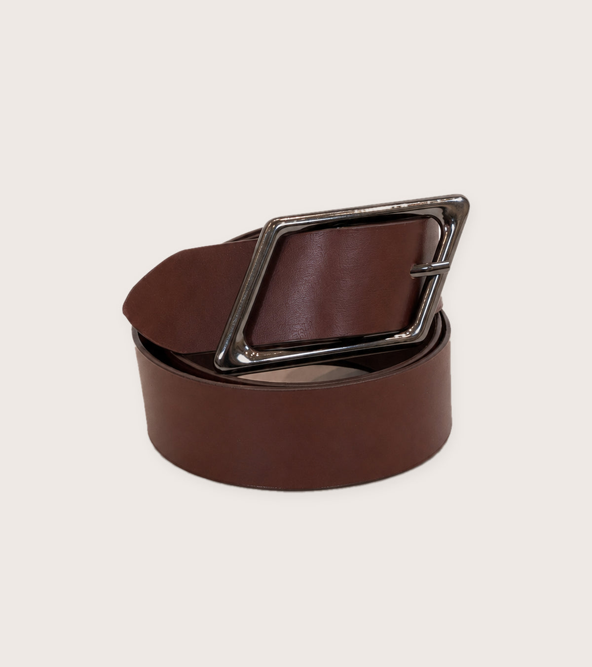 Cherry-coloured belt with adjustable buckle
