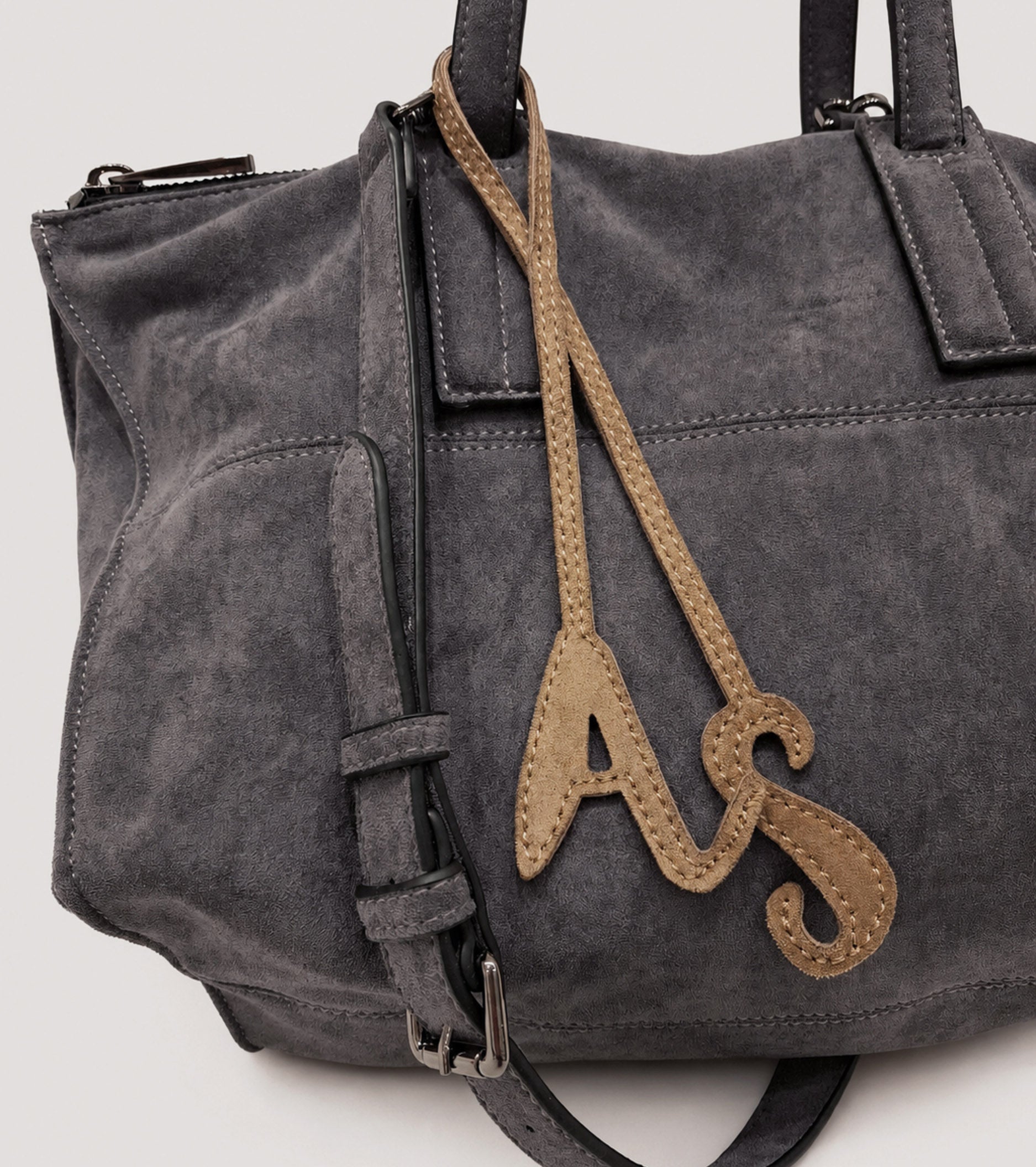 Shoppingtaske i ruskind med AS-charm i tavle-design