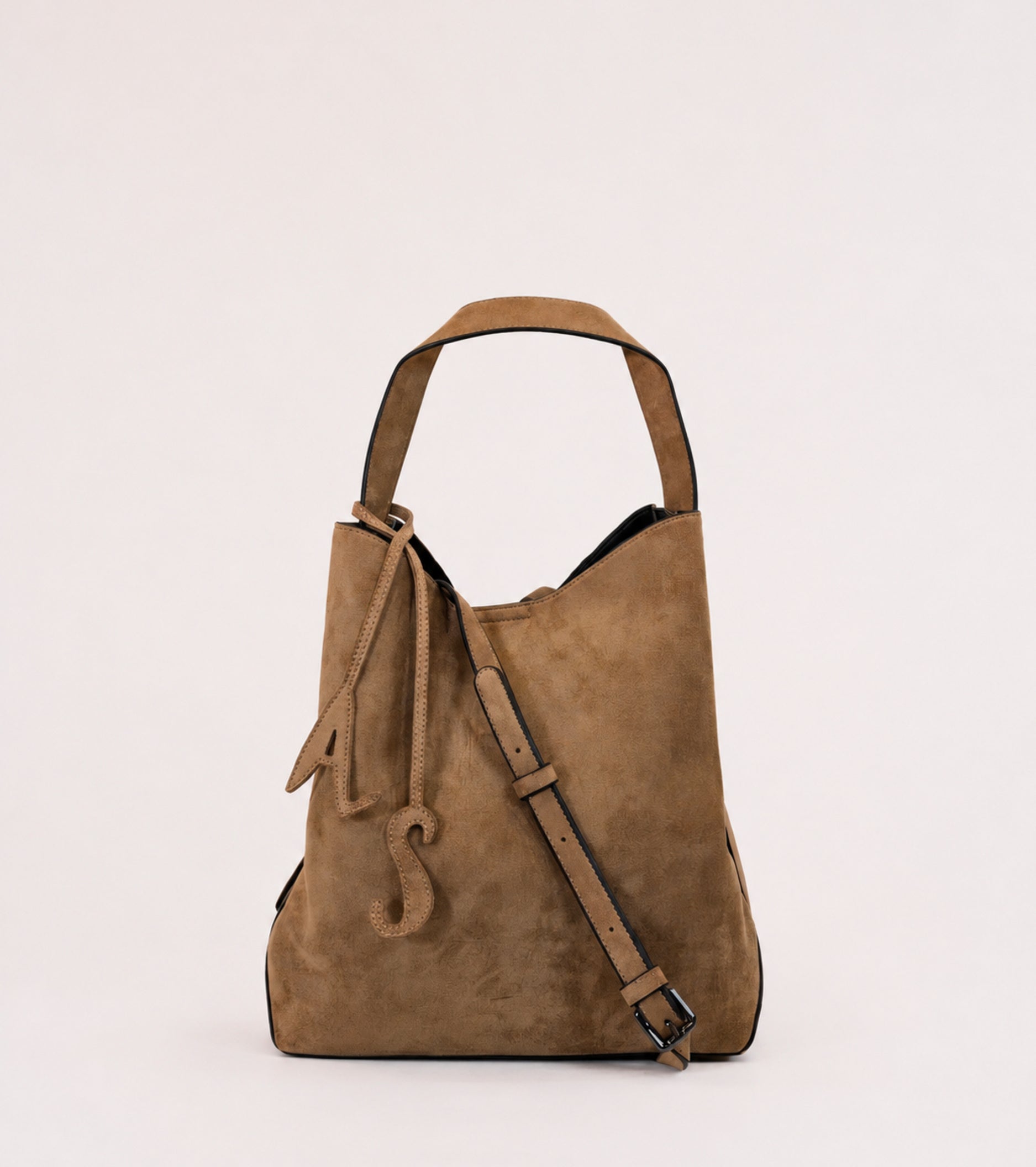 Bolso tipo cubo con colgante AS en color armiño